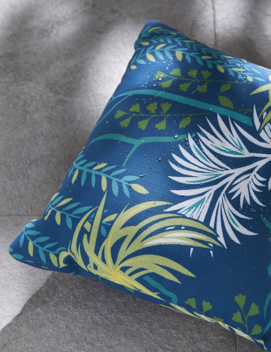 Set of 2 Leaf Print Outdoor Cushions 8 of 10