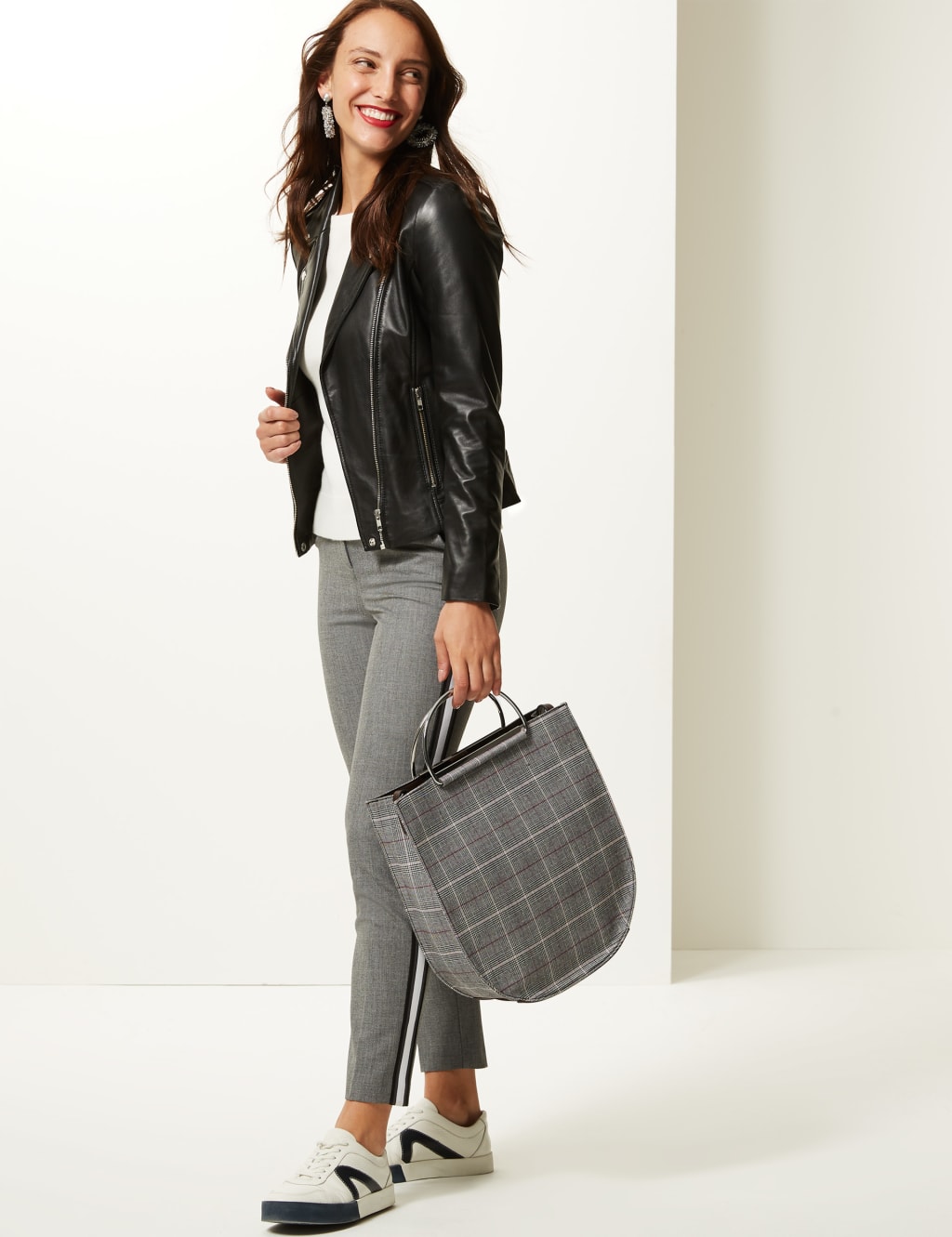Metal handle tote bag outlet