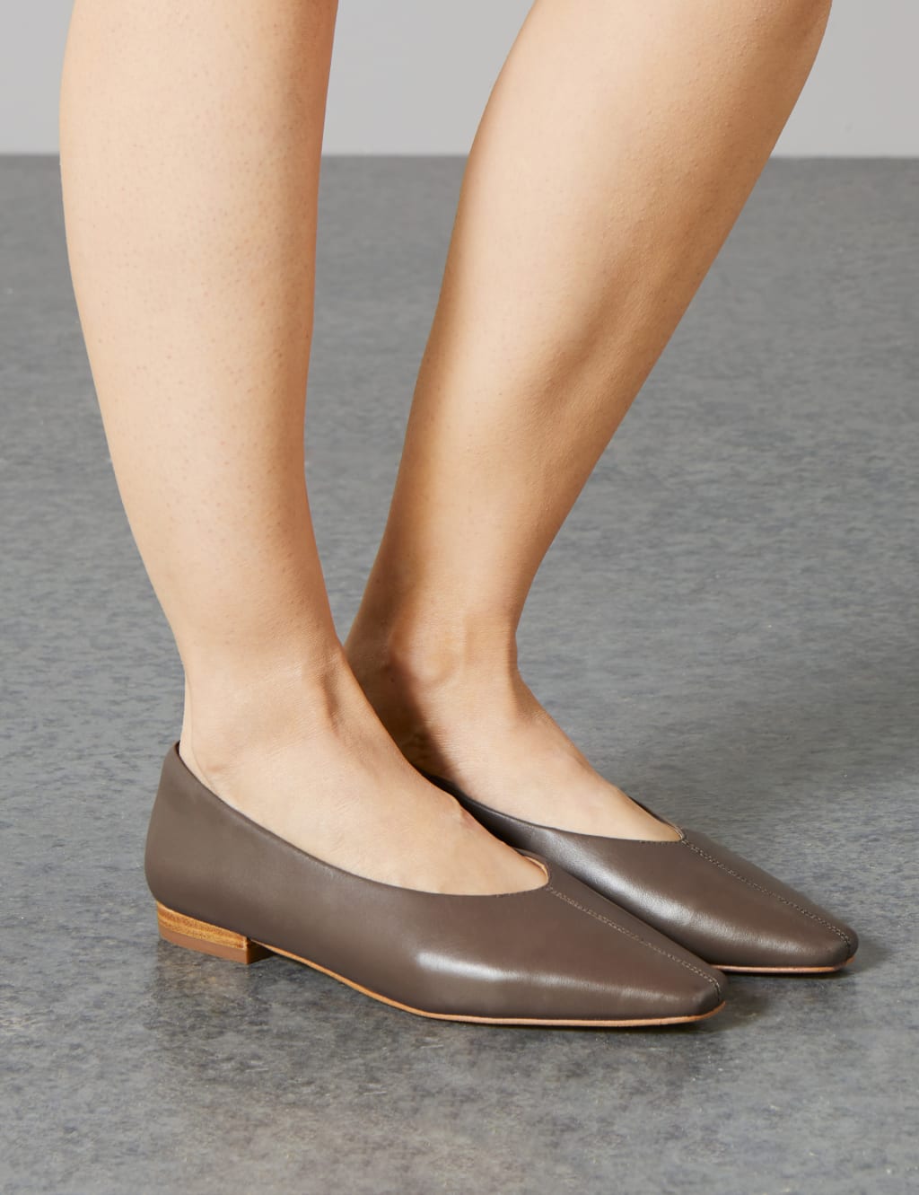 Square toe pumps store
