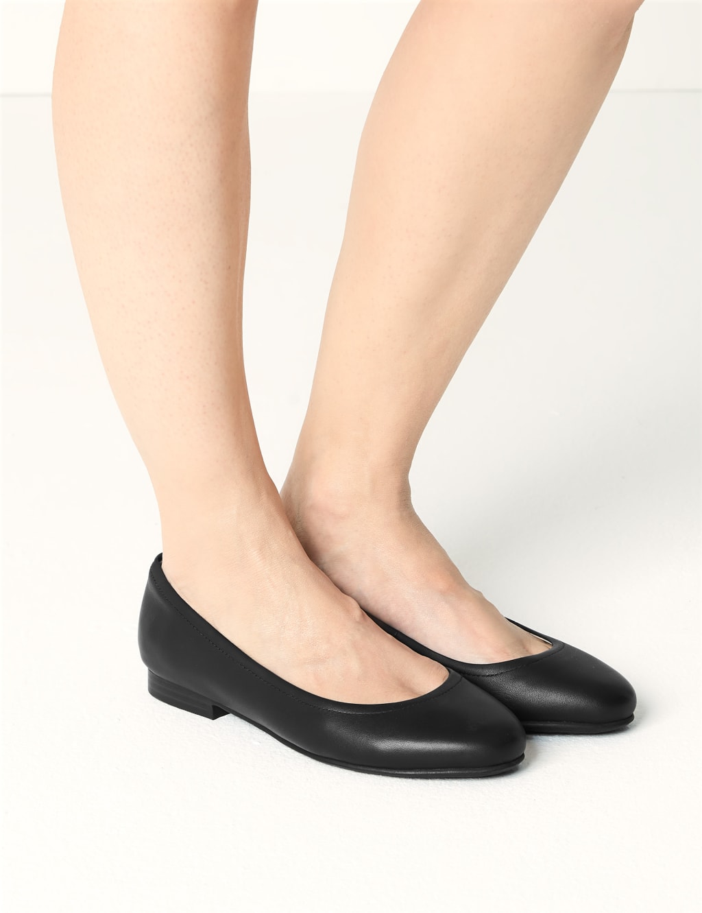 Wide fit leather pumps top