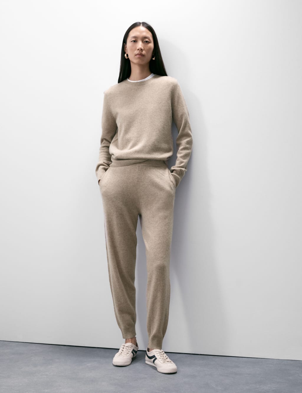 Pure Cashmere Tapered Ankle Grazer Joggers 4 of 7