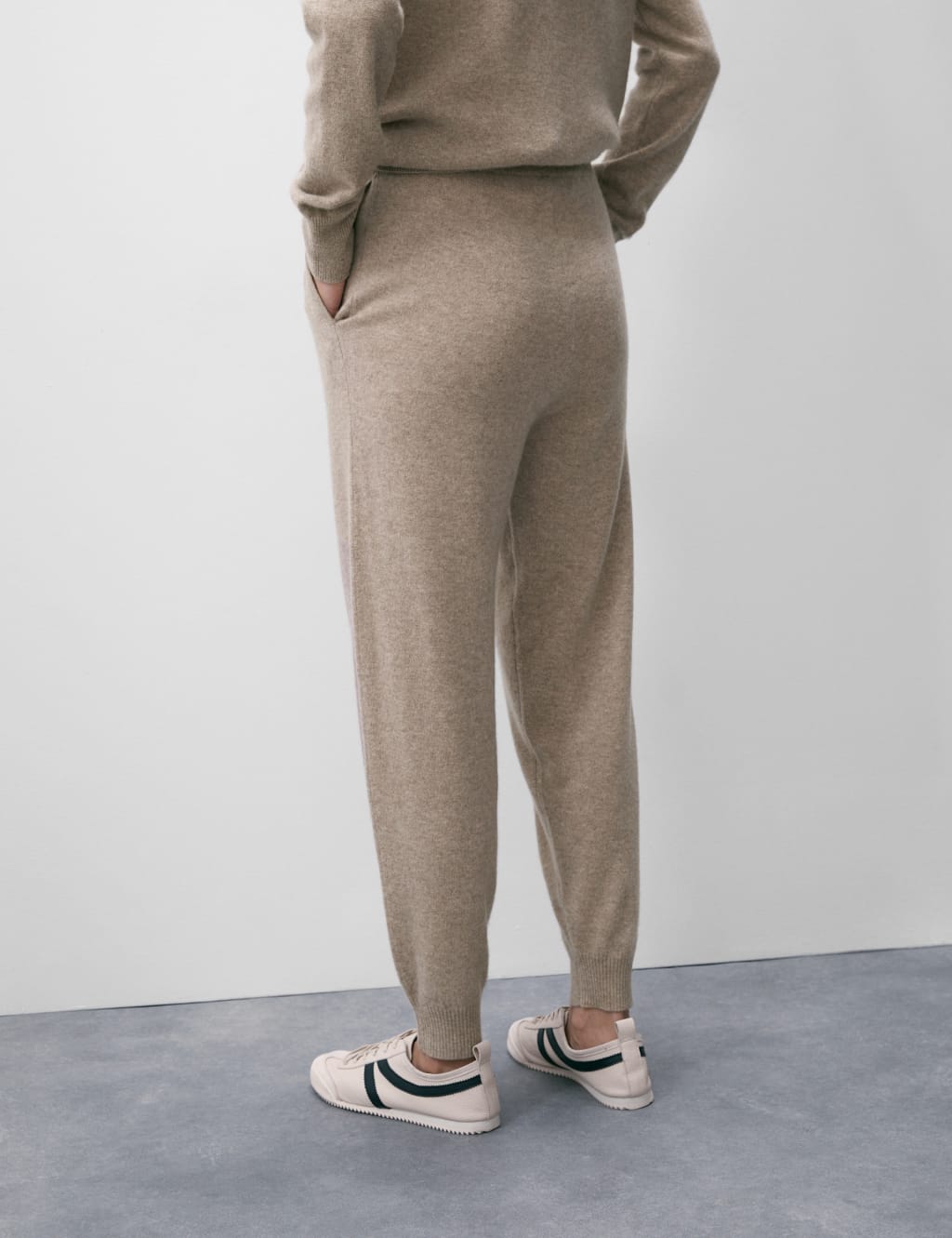 Pure Cashmere Tapered Ankle Grazer Joggers 5 of 7