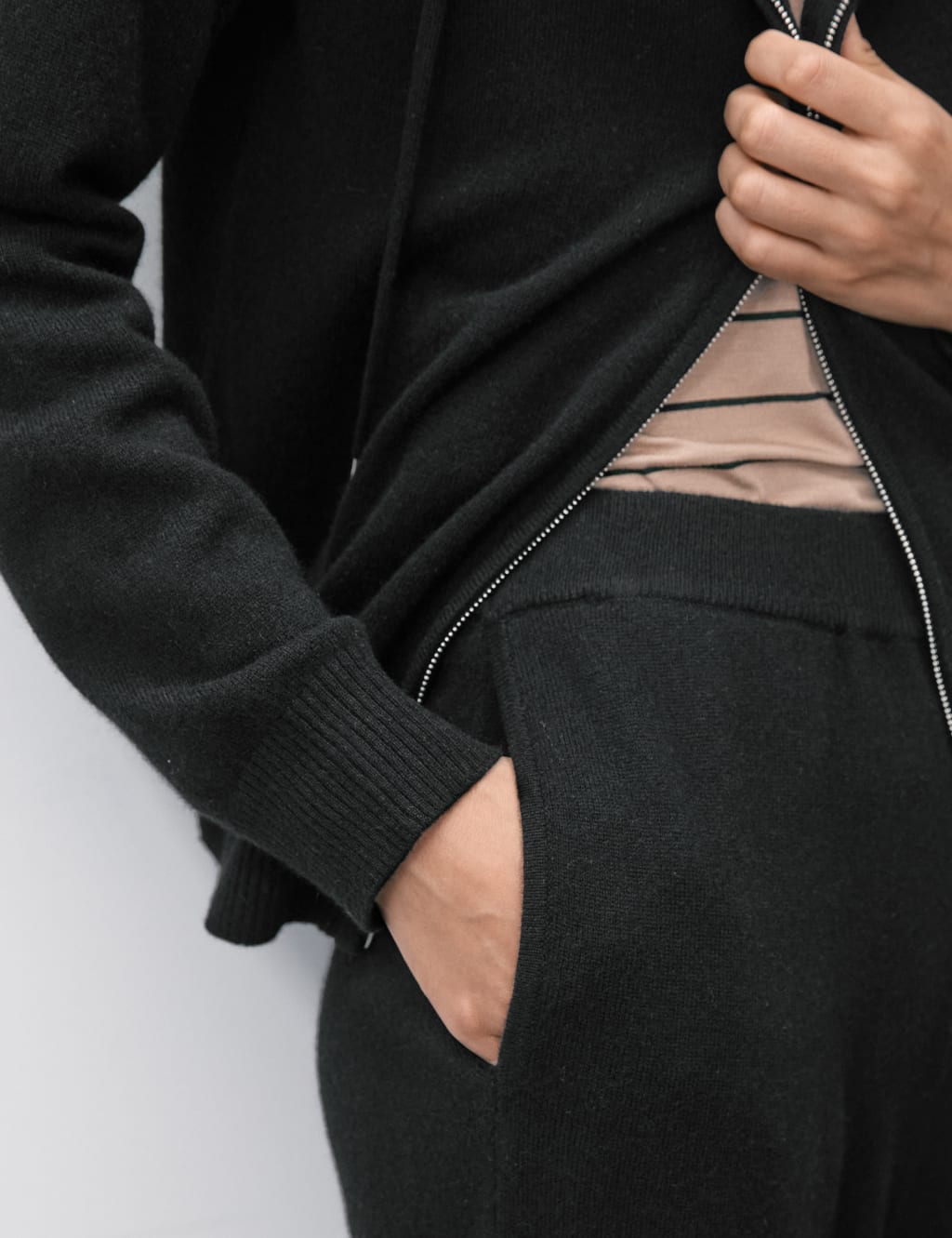 Pure Cashmere Tapered Ankle Grazer Joggers 3 of 6