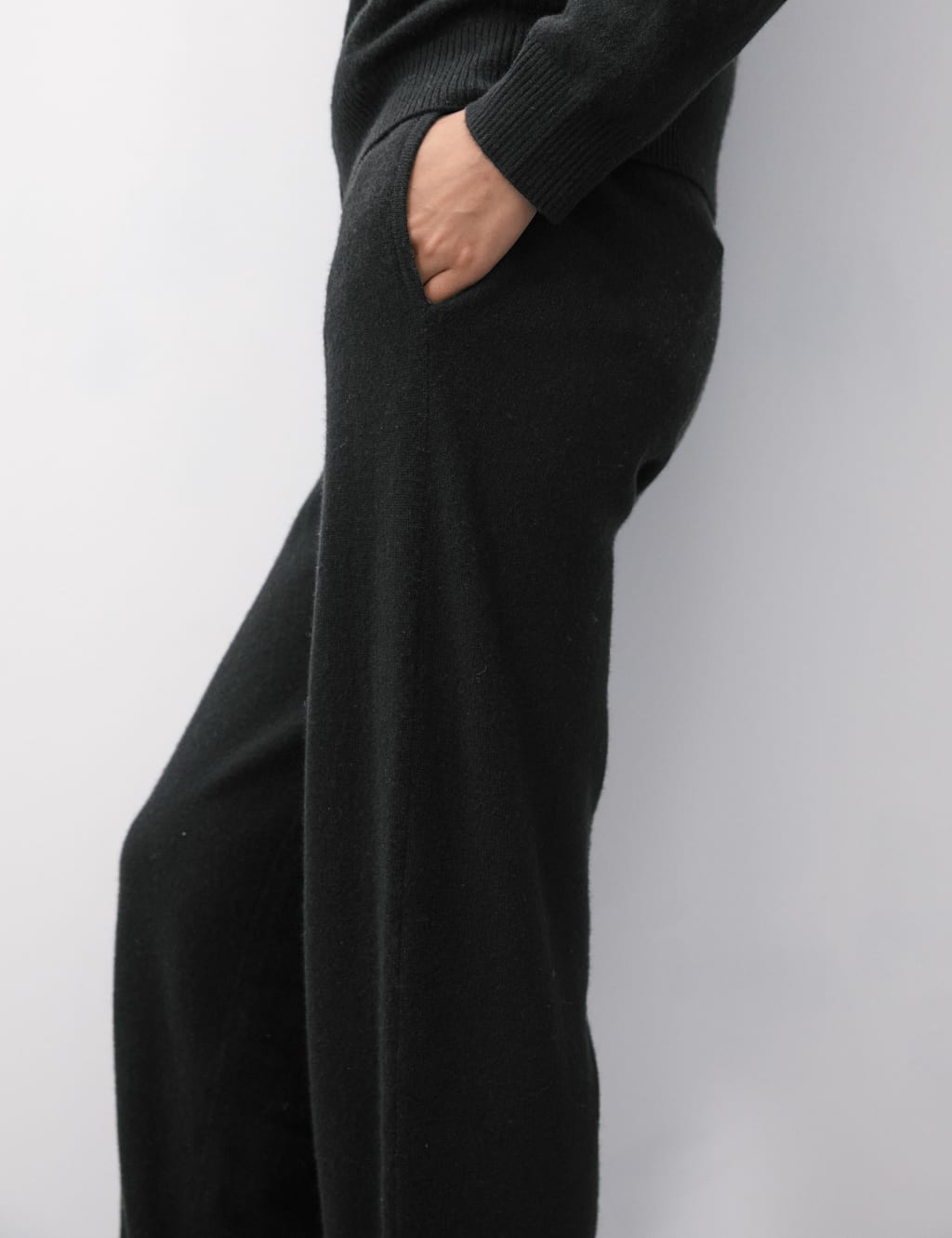 Pure Cashmere Tapered Ankle Grazer Joggers 4 of 6