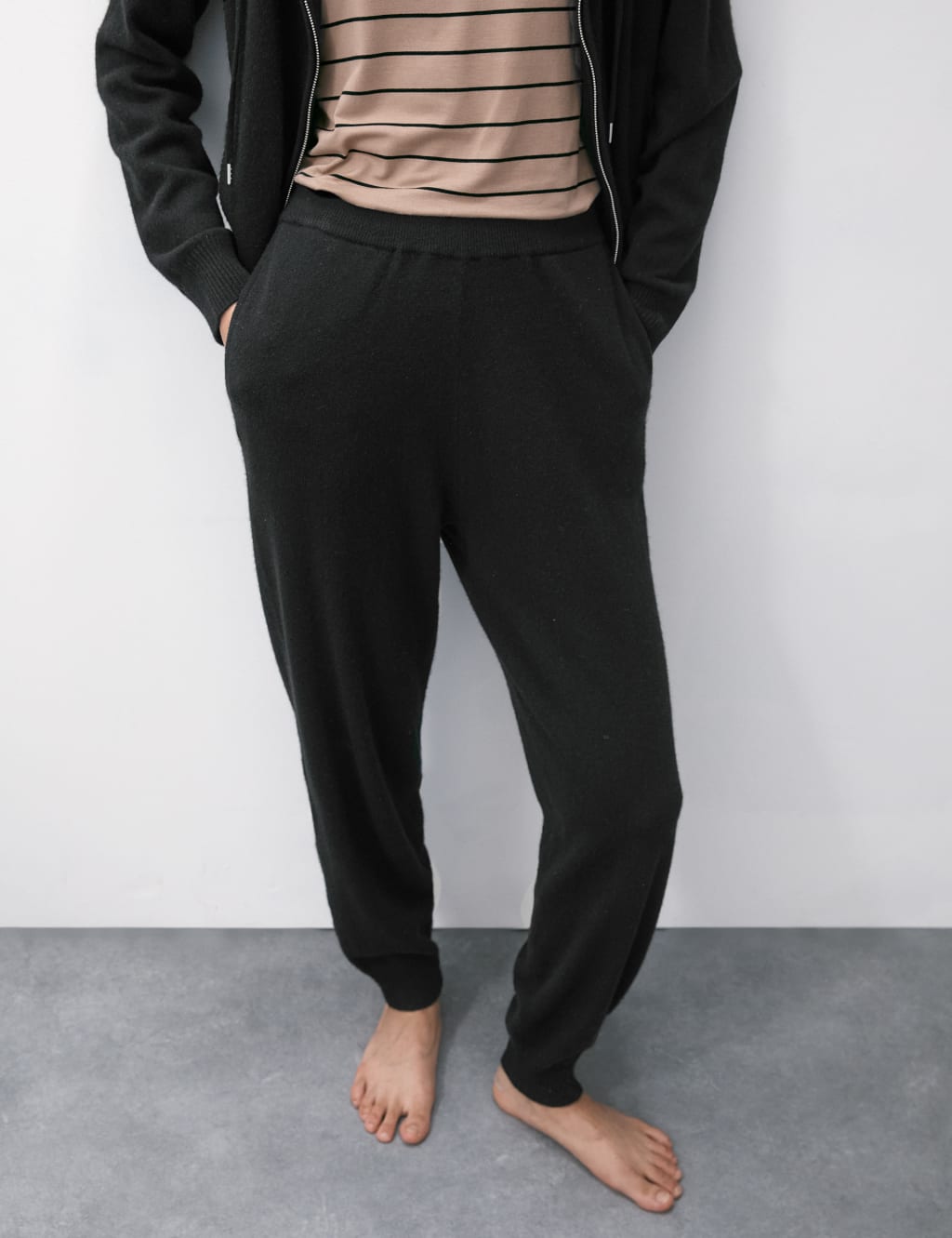 Pure Cashmere Tapered Ankle Grazer Joggers 5 of 6