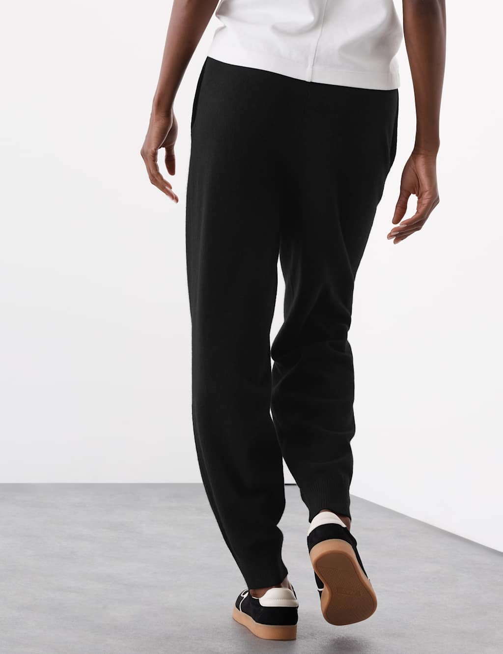 Pure Cashmere Tapered Ankle Grazer Joggers 6 of 7