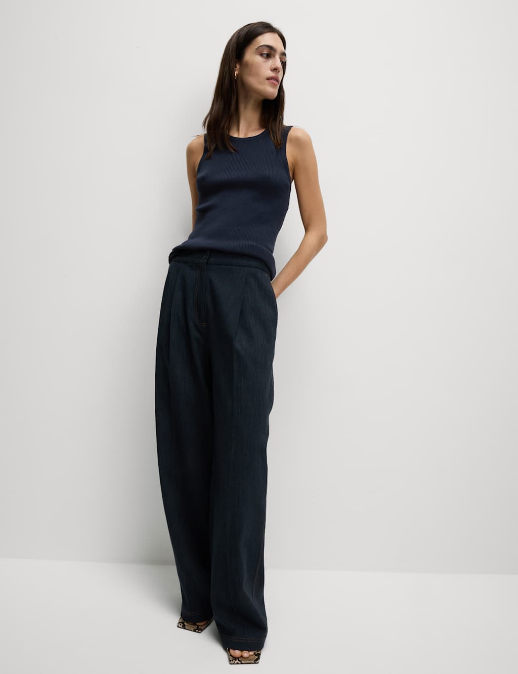 Ribbed Crew Neck Fitted Knitted Vest 3 of 7