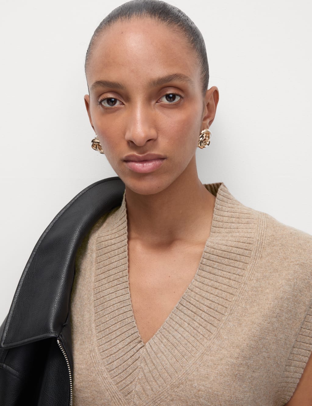 Textured V-Neck Relaxed Knitted Vest 3 of 7