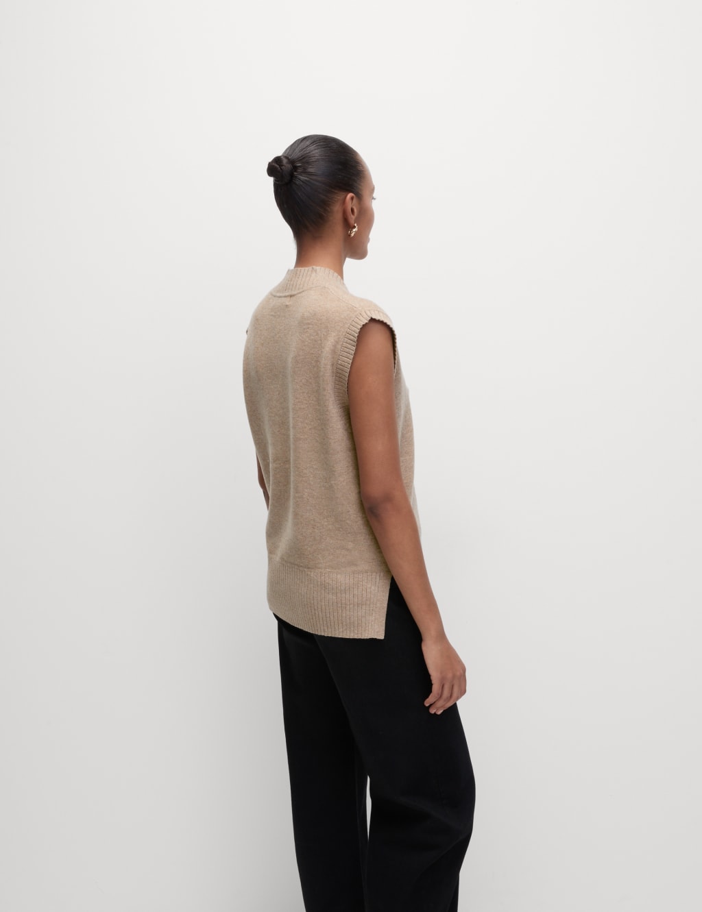 Textured V-Neck Relaxed Knitted Vest 6 of 7