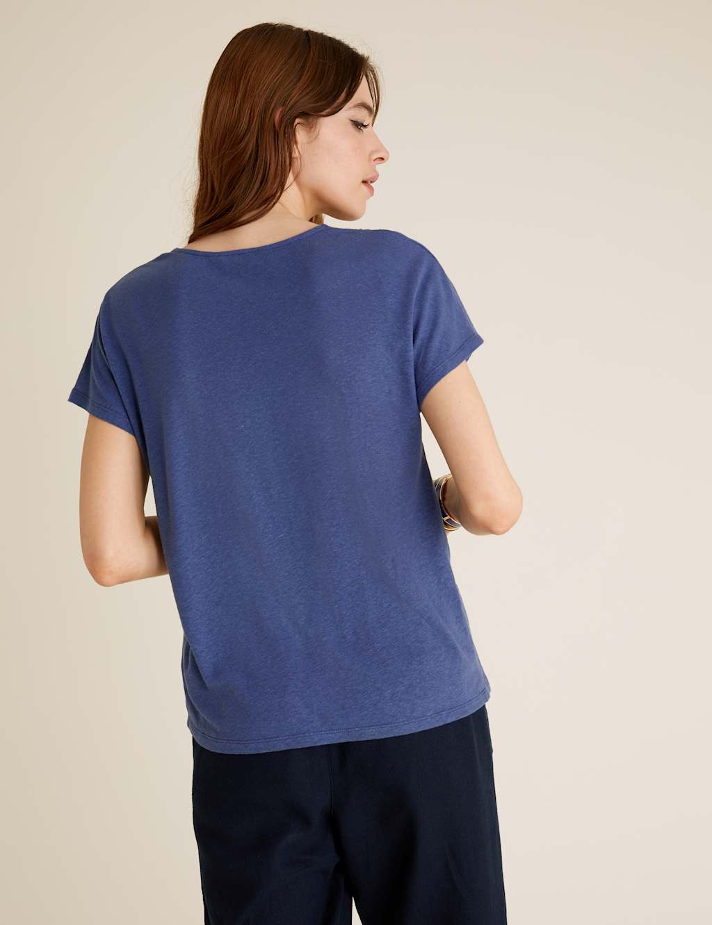 Linen V-Neck Relaxed T-Shirt 4 of 5