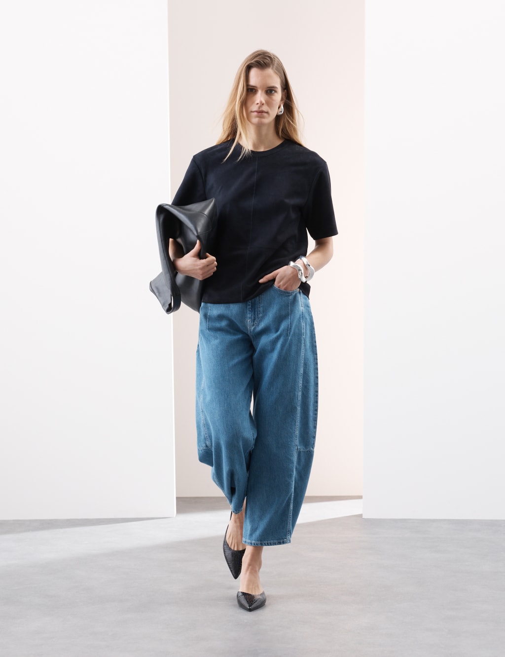 Lyocell™ Blend High Waisted Pleat Front Barrel Jeans 3 of 7