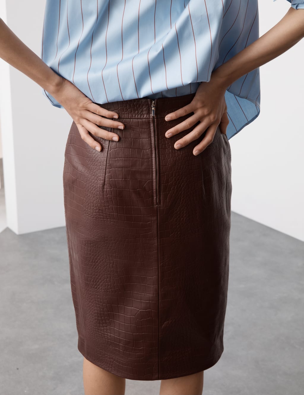 Leather pencil skirt length 2025