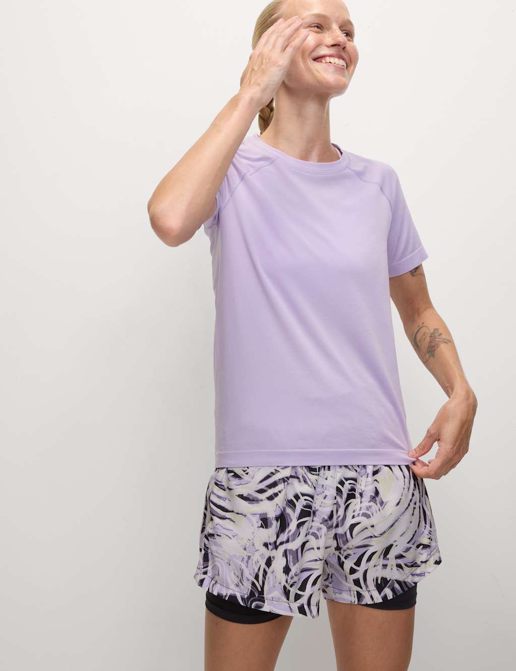 Lightweight Crew Neck Seamless Fitted T-Shirt 6 of 7