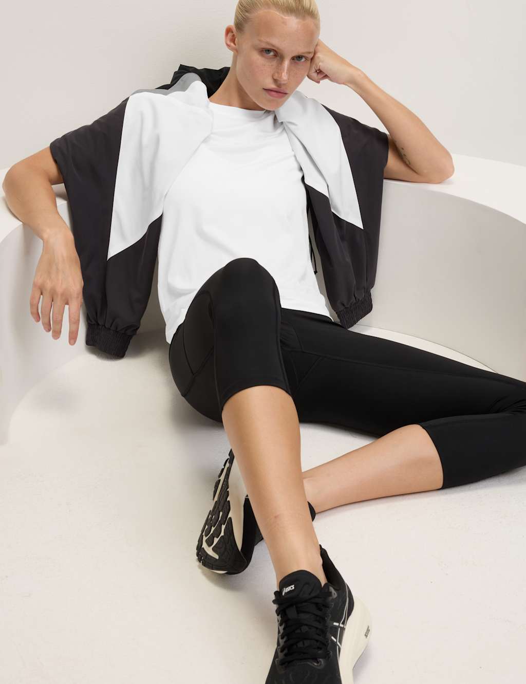 Lightweight Crew Neck Seamless Fitted T-Shirt 3 of 6