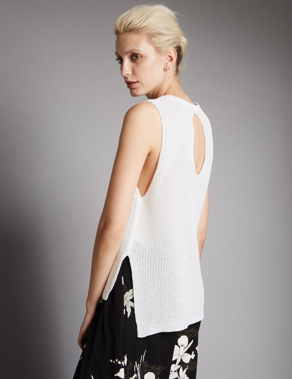 Sleeveless Jumper 3 of 3