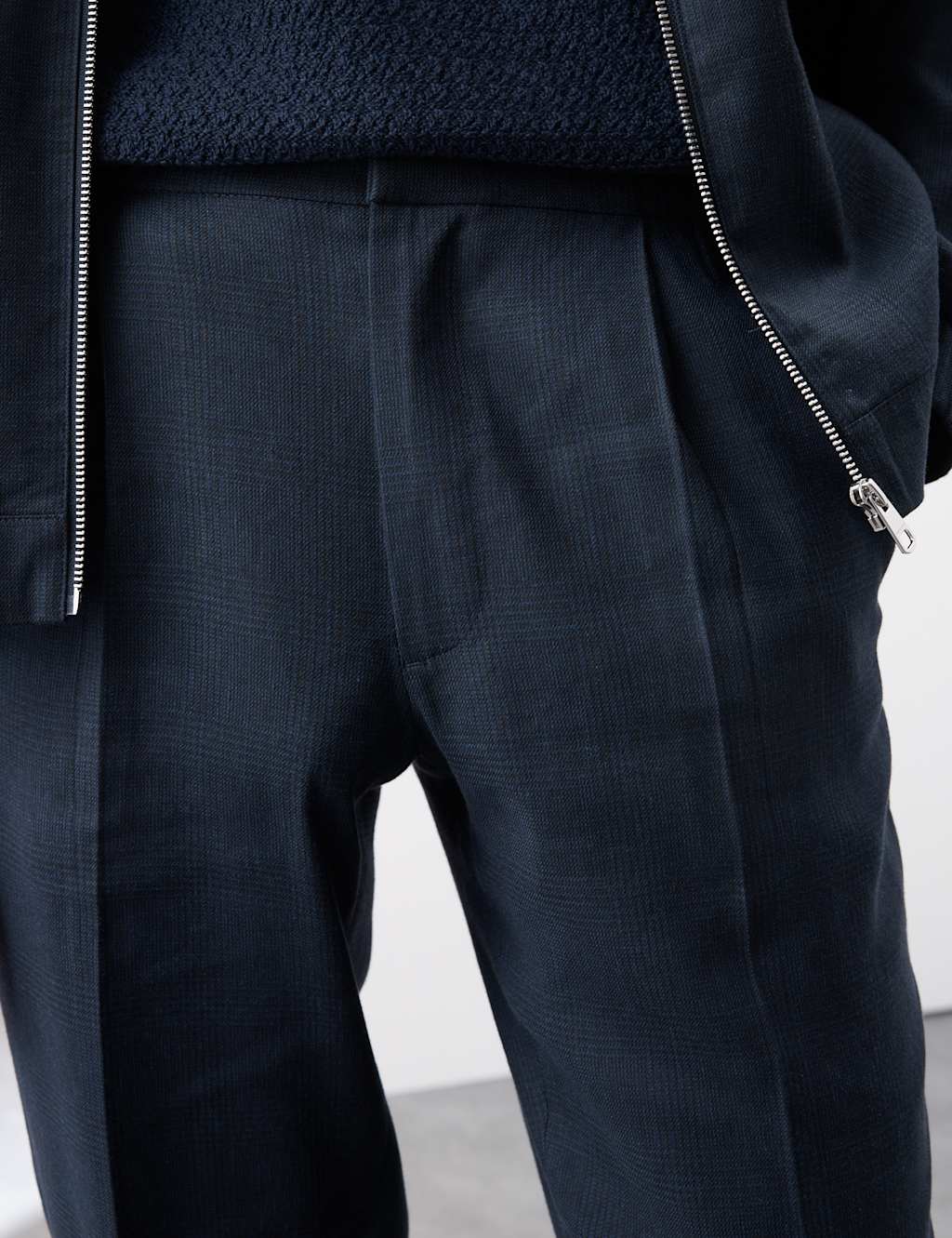 Tapered Fit Italian Linen Blend Elasticated Trousers 4 of 7