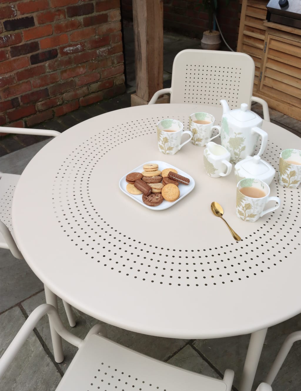 Porto 4 Seater Round Garden Table & Chairs 2 of 7