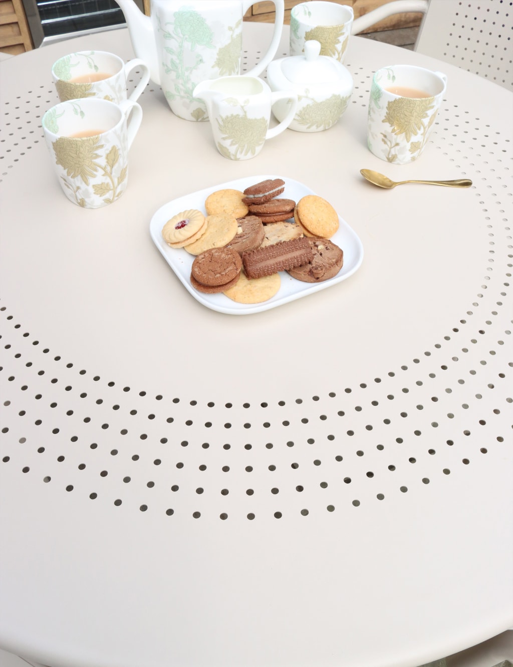 Porto 4 Seater Round Garden Table & Chairs 3 of 7