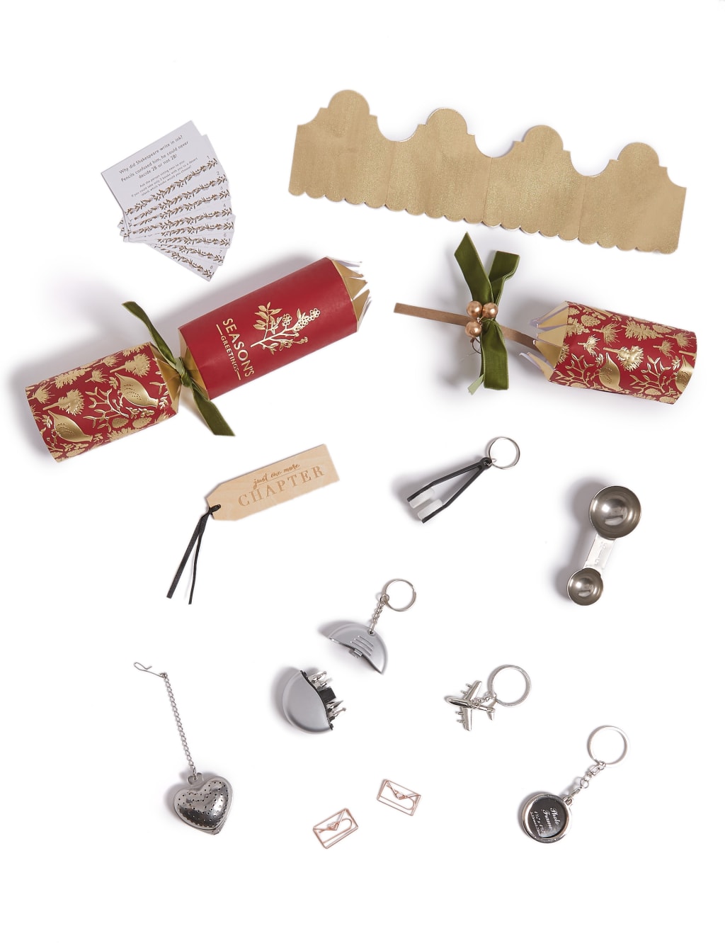 Red & Gold Festive Icons Luxury Christmas Crackers Pack of 8 2 of 3