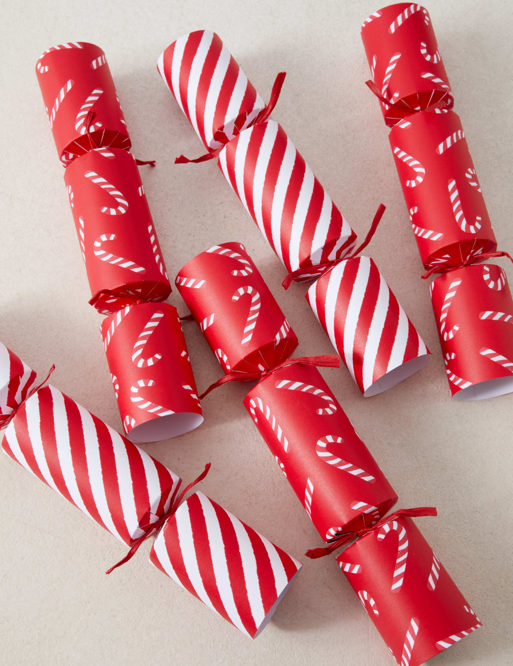 Christmas Crackers with Trivia Game - Pack of 12, 2 Designs 1 of 4