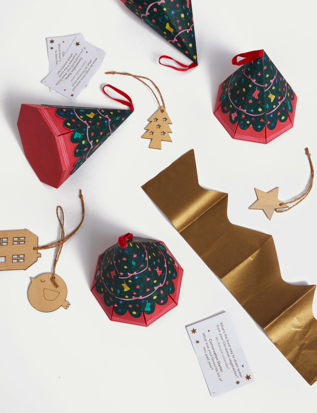 6 Festive Tree-Shaped Christmas Crackers 2 of 4
