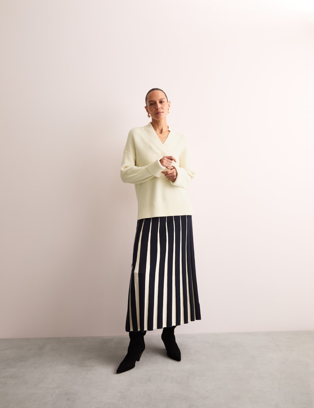 Pure Merino Wool V-Neck Relaxed Jumper 5 of 7