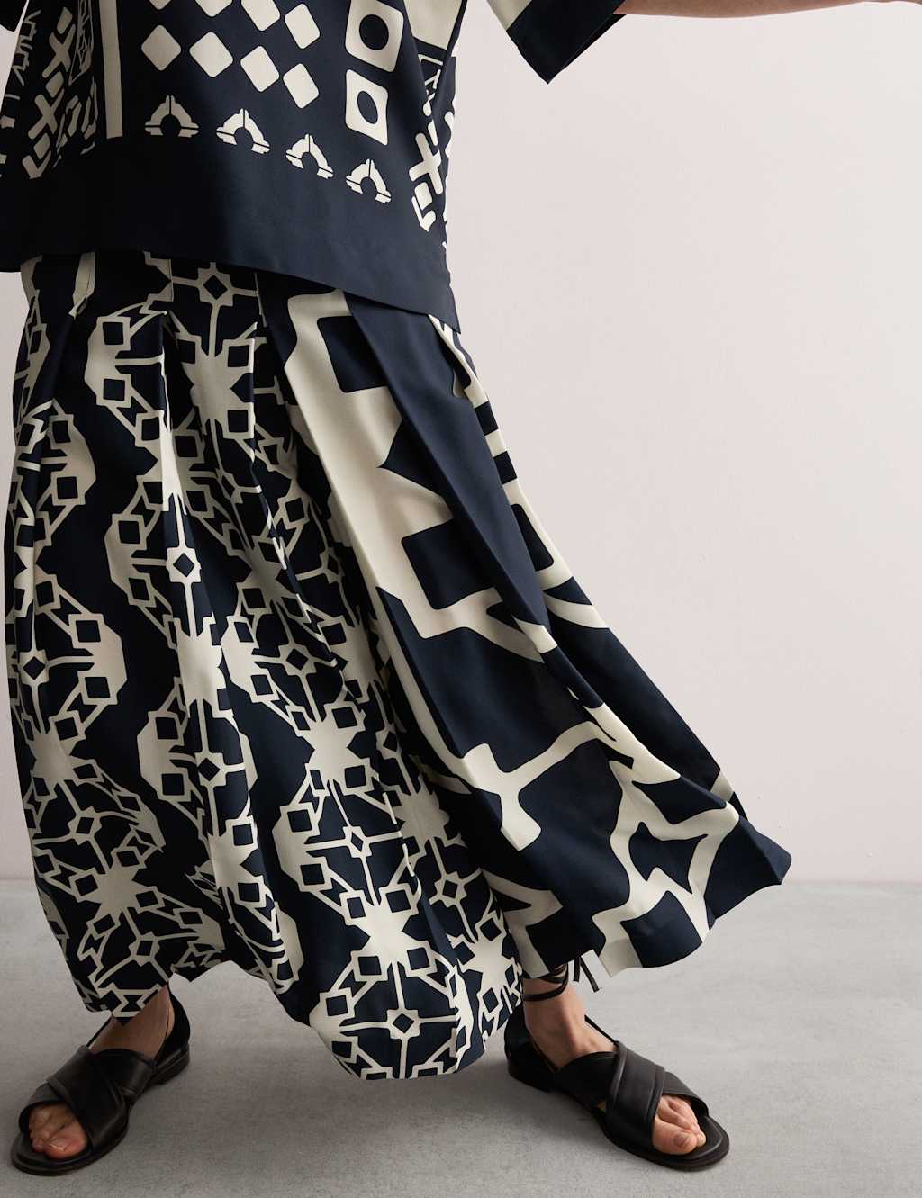 Twill Printed Pleated Wide Leg Culottes 3 of 7