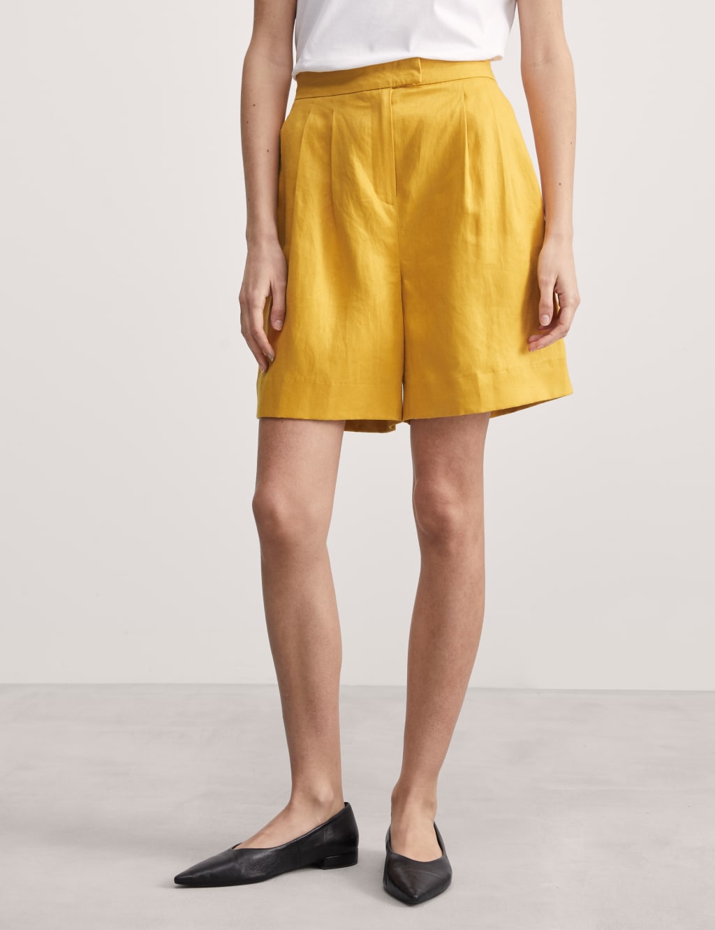 Pure Linen High Waisted Shorts 4 of 6