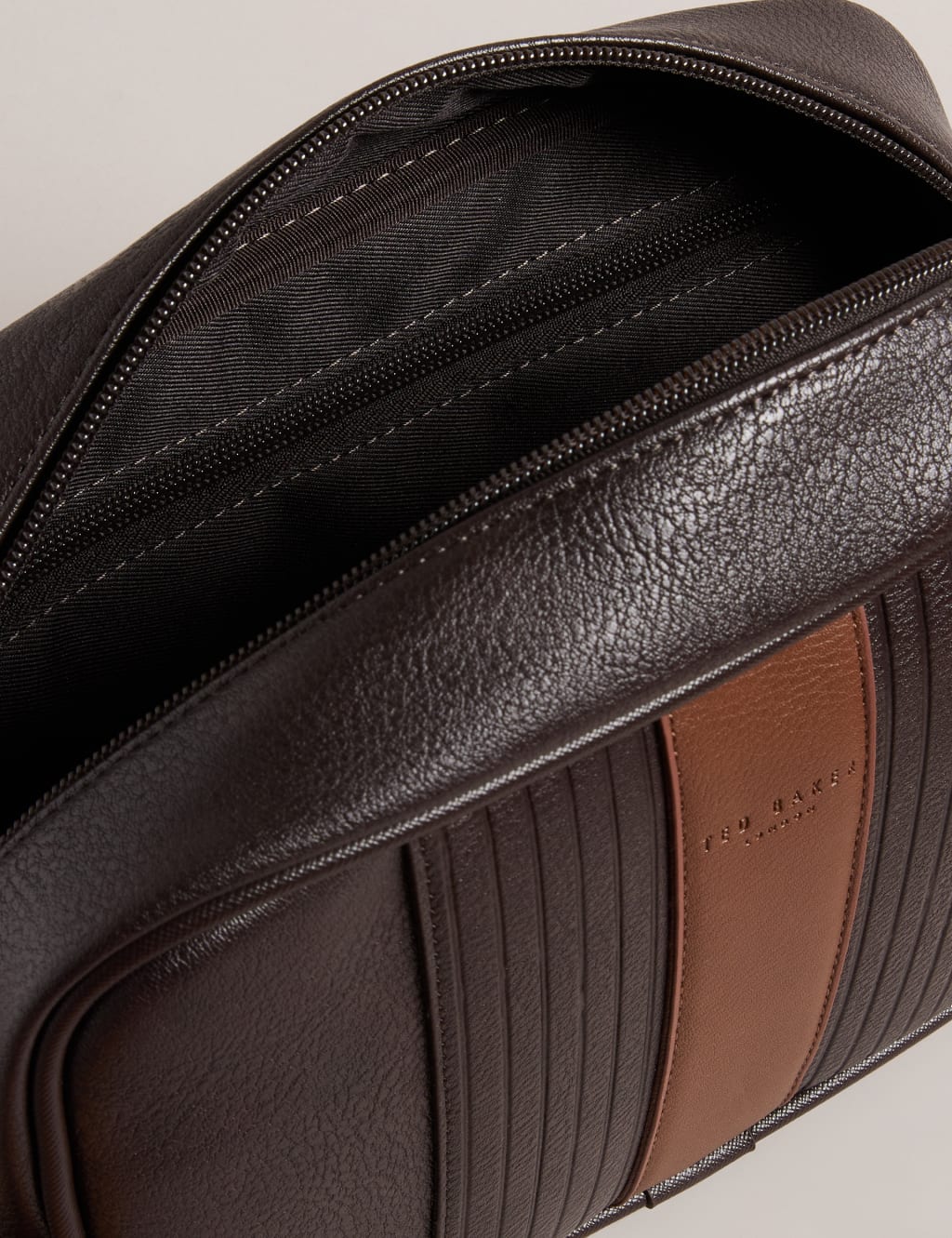 Leather Washbag 3 of 3