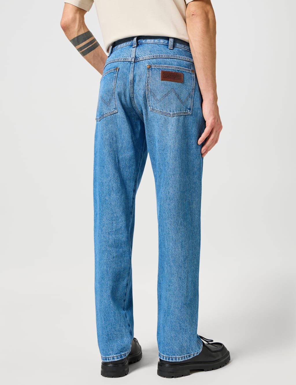 Wrangler relaxed fit straight leg jeans best sale