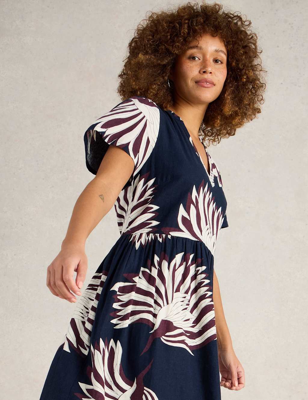 Linen Blend Printed V-Neck Waisted Dress 4 of 6