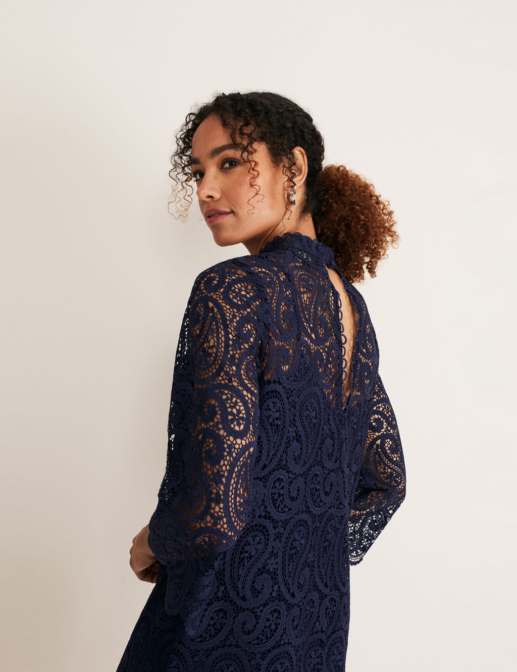 Lace Round Neck Knee Length Shift Dress
