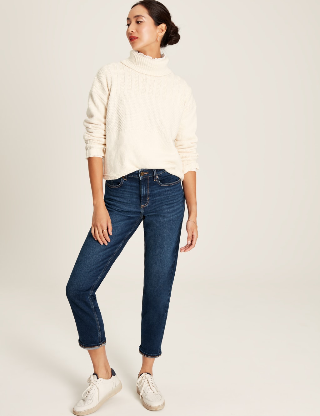 Cropped jeans and sneakers best sale