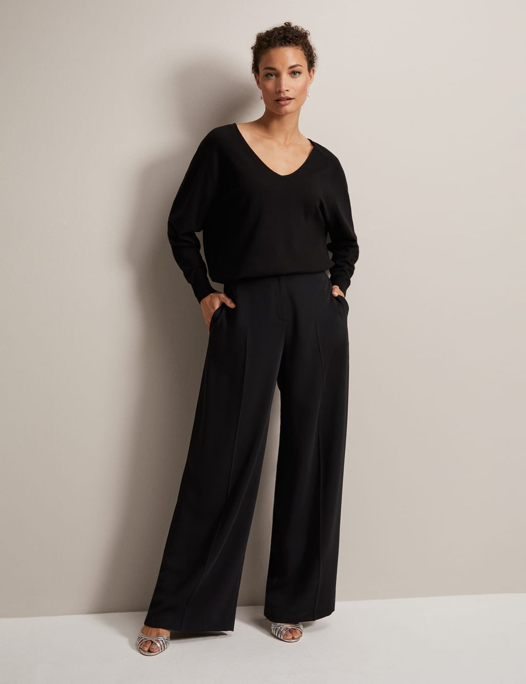 V-Neck Relaxed Jumper 4 of 6