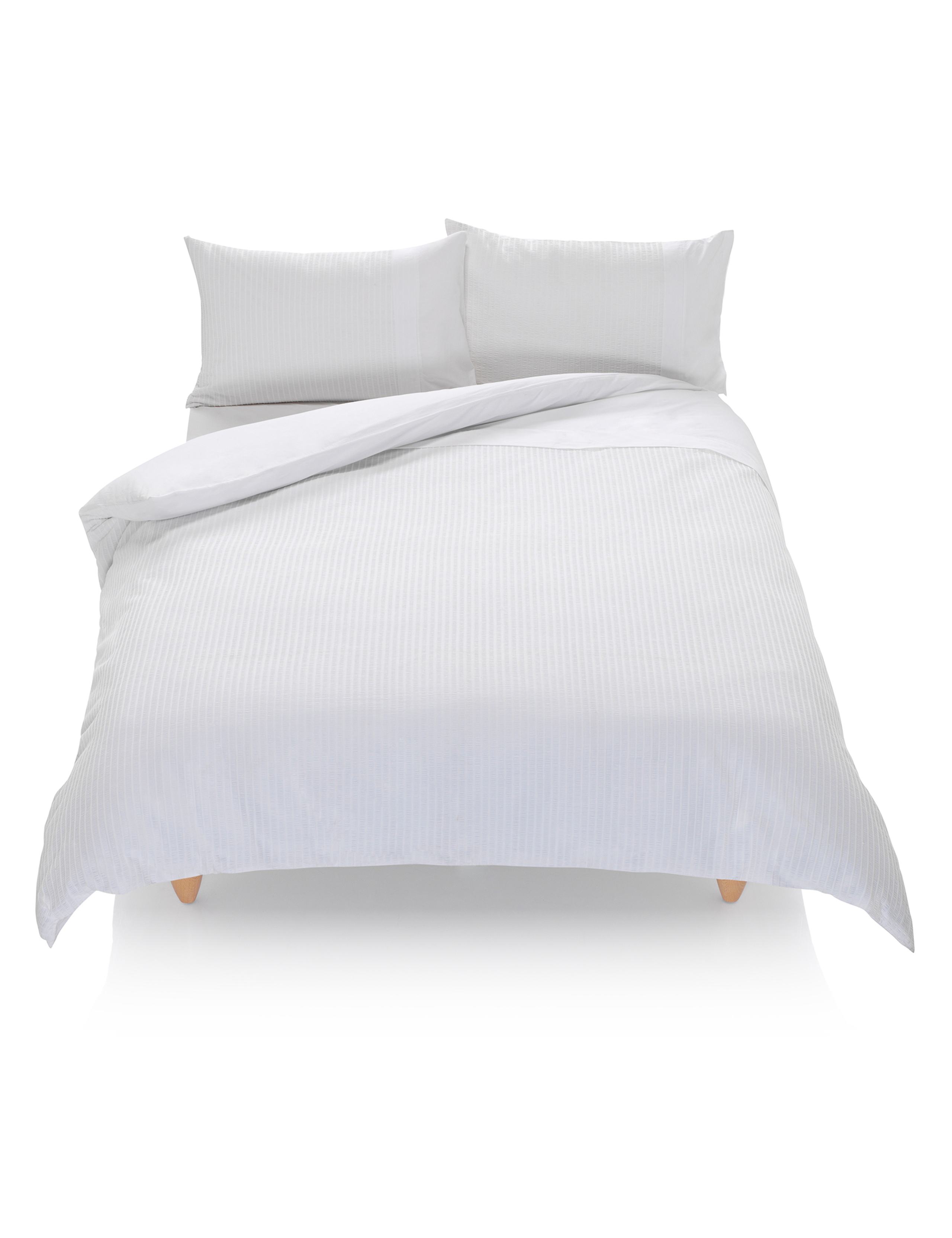 Smart Seersucker Bedding Set 1 of 4