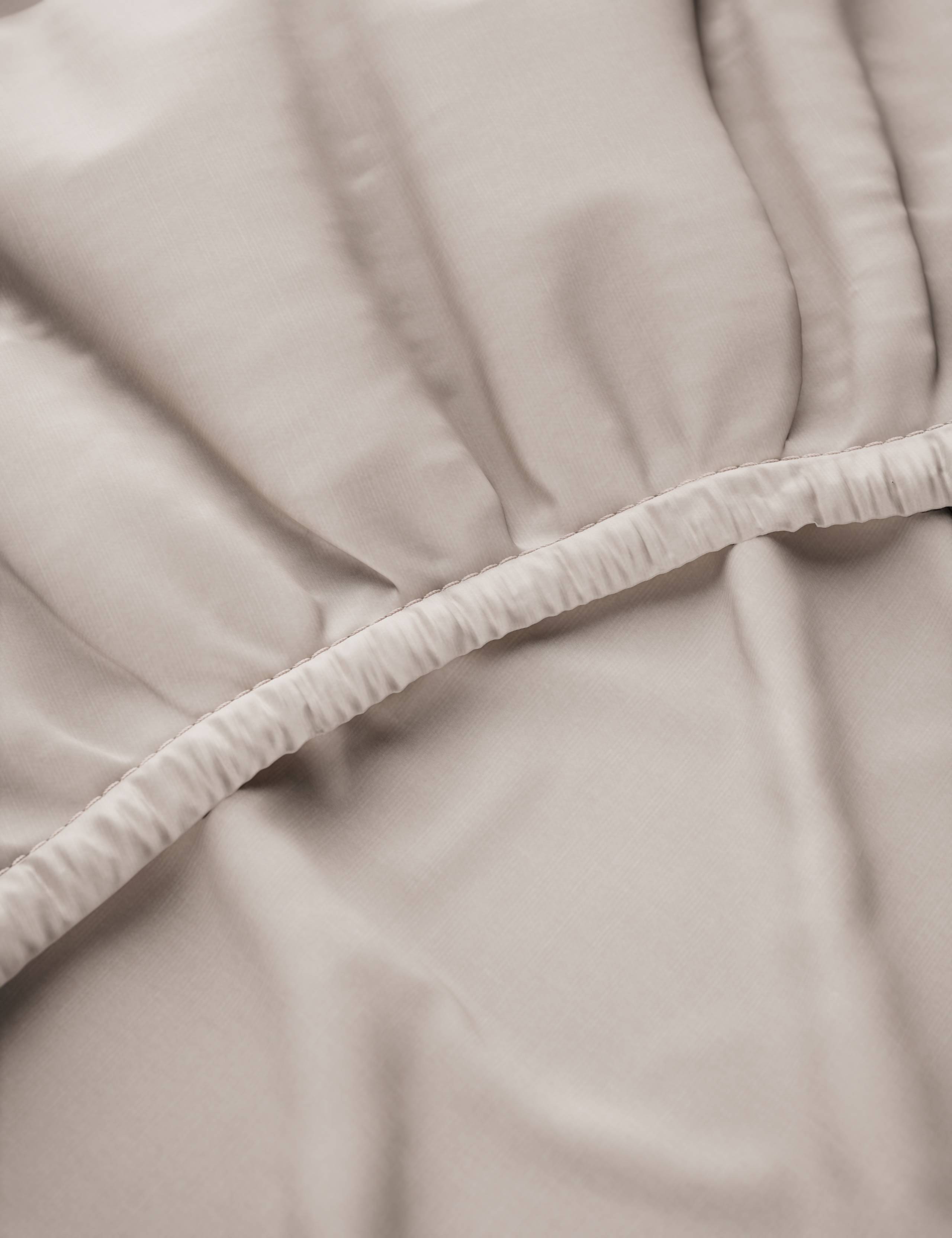 Egyptian Cotton 230 Thread Count Crisp Fitted Sheet 2 of 3