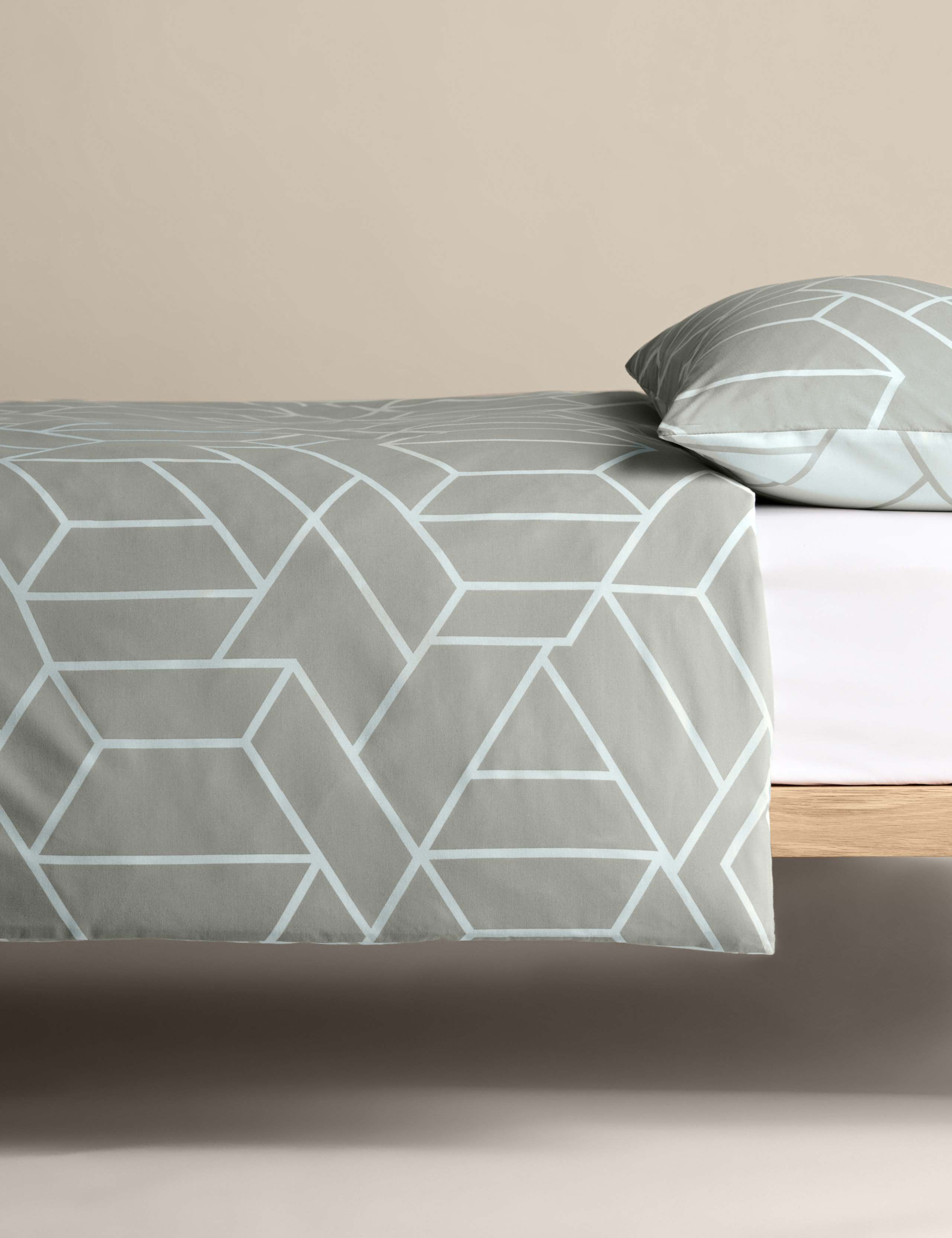 Cotton Blend Geometric Bedding Set 4 of 8