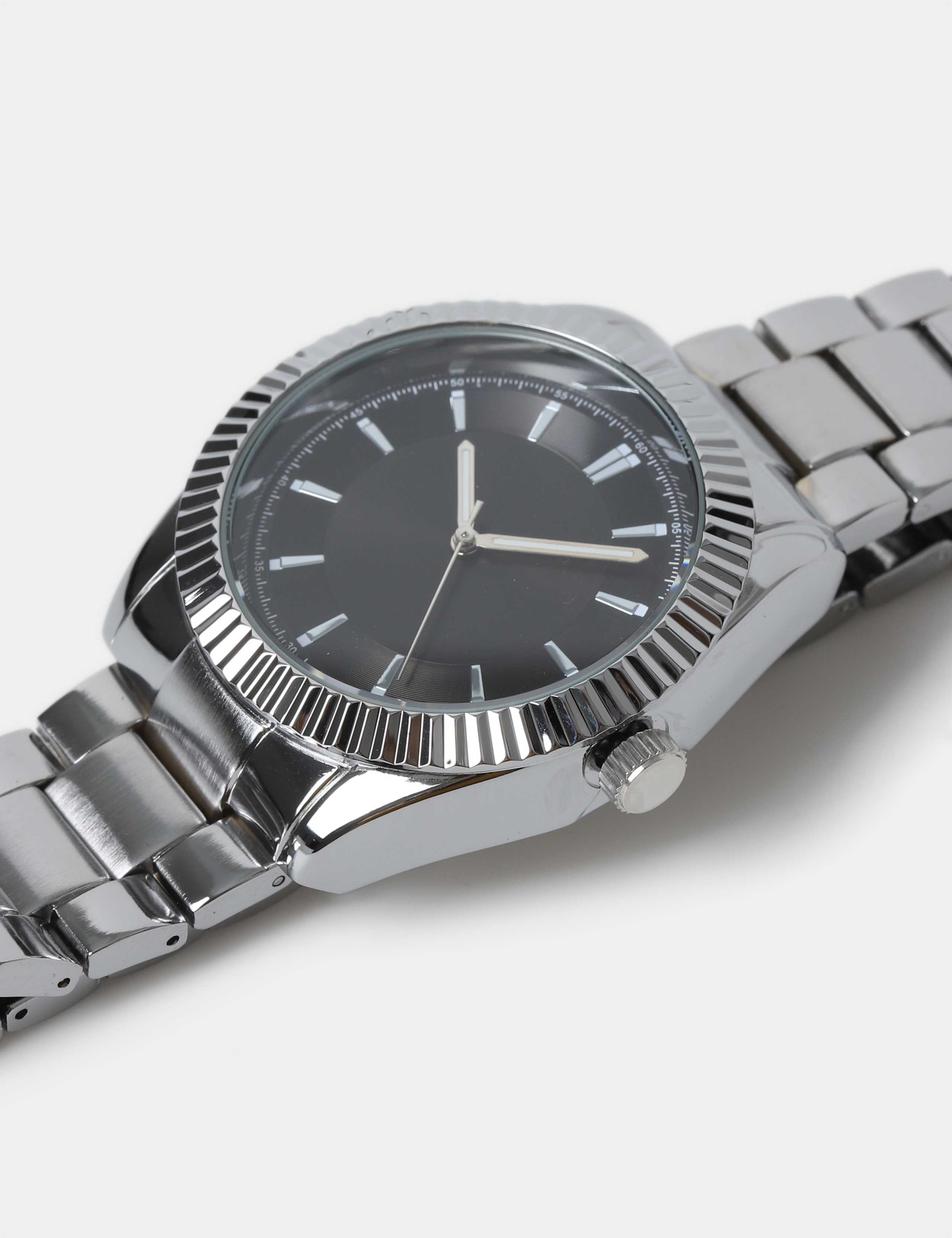 Silver Tone Round Face Metal Strap Watch 2 of 3