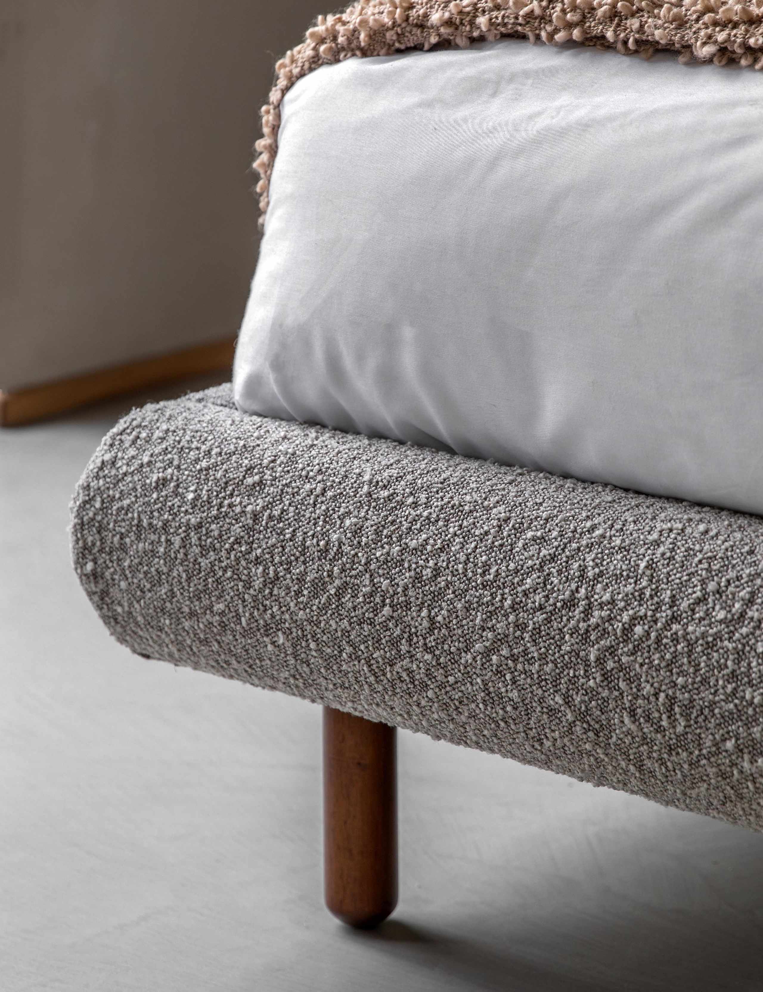 Rabley Stone 4'6 Bedstead 5 of 6