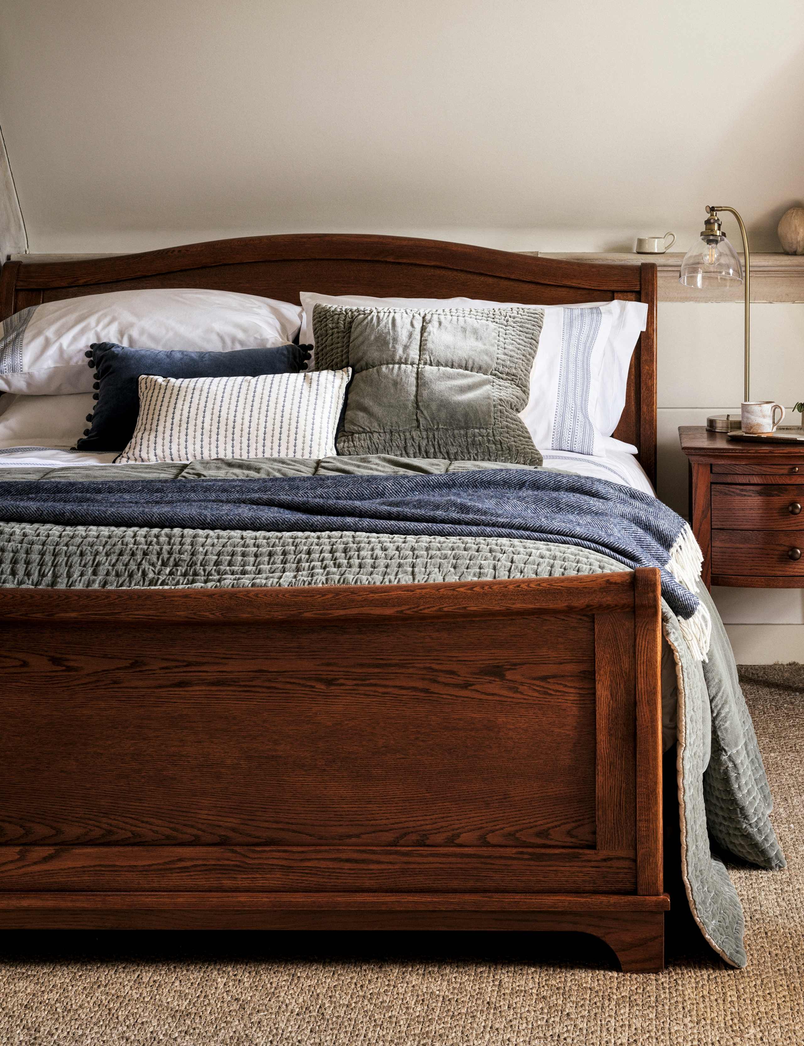 Winchcombe Sleigh Bed 1 of 8