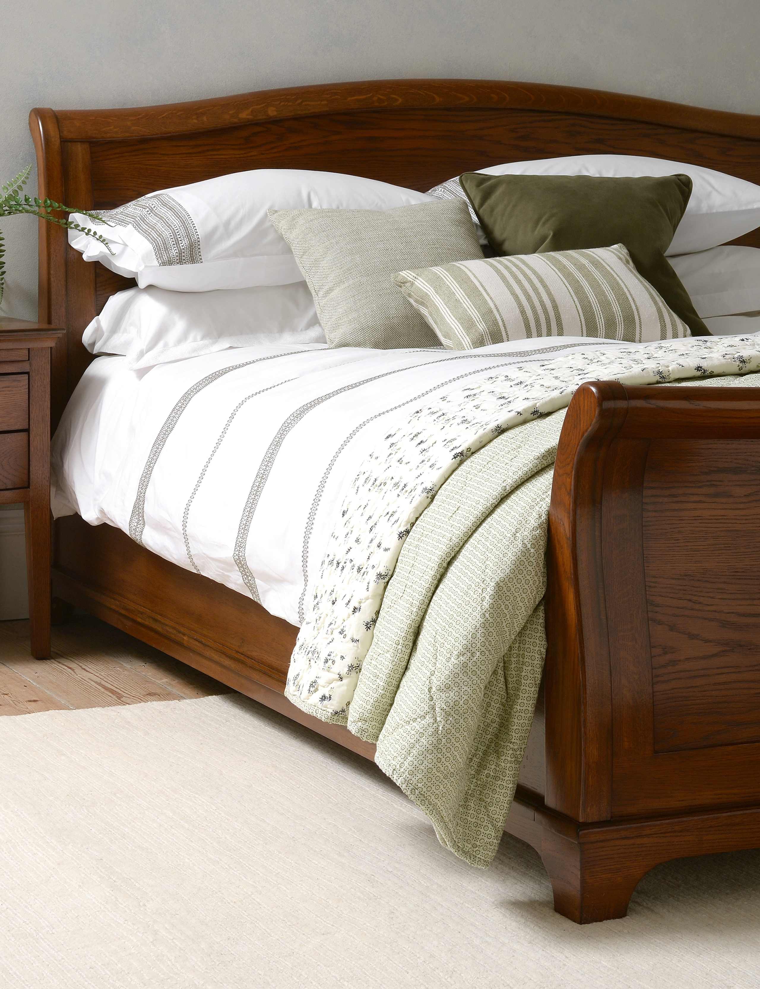 Winchcombe Sleigh Bed 4 of 8