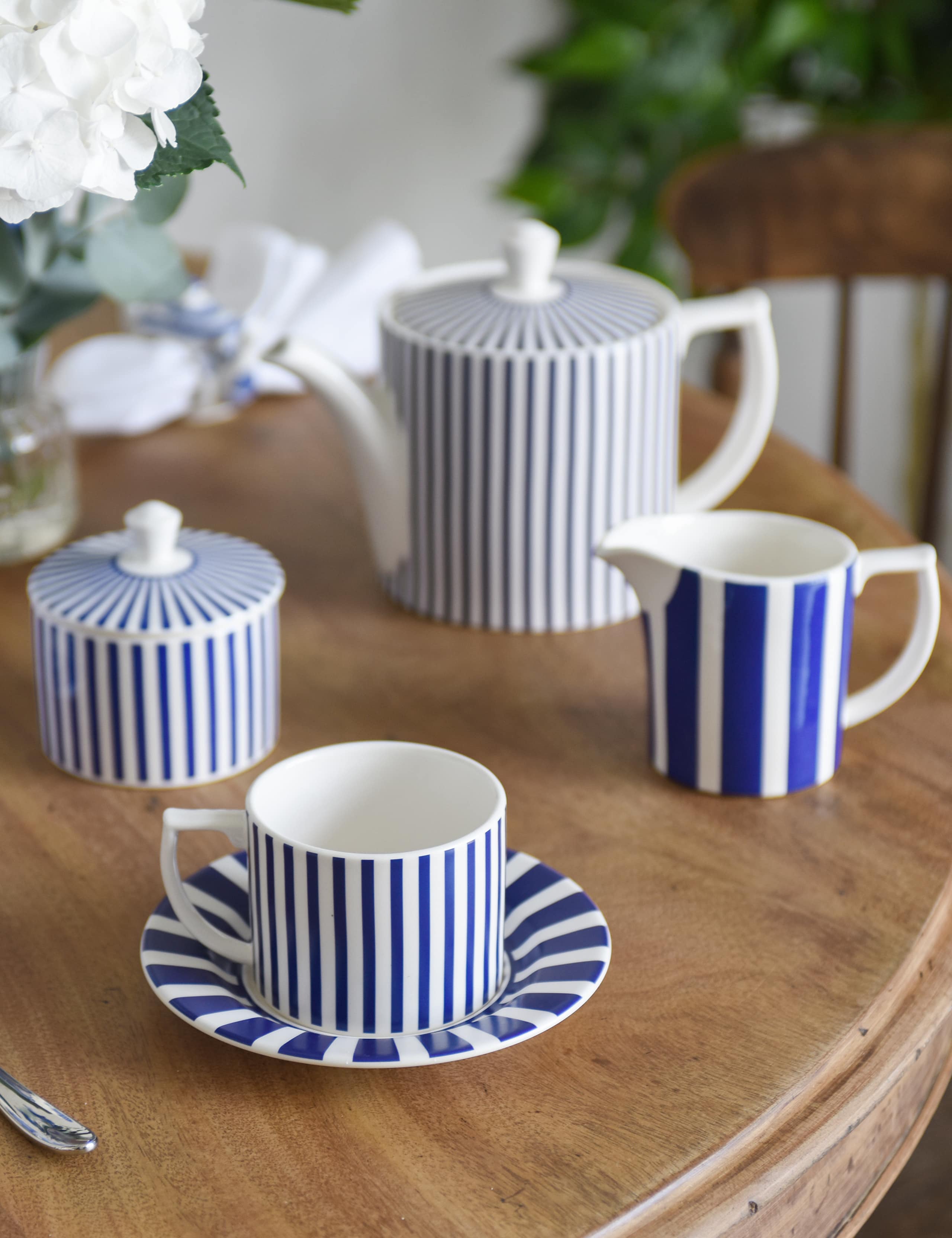 Set of 4 Steccato Cups & Saucers 1 of 7