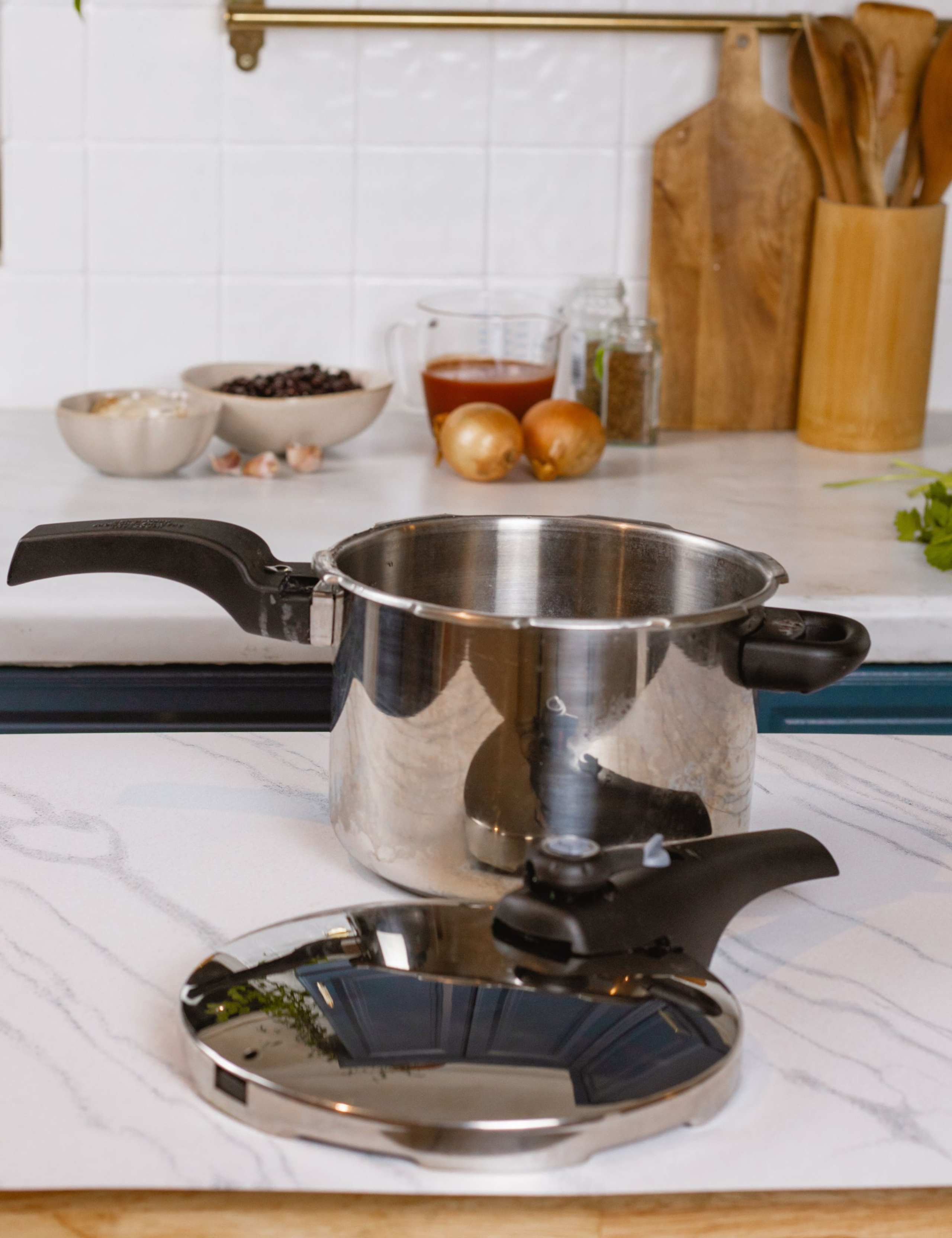 Stainless Steel 4L Pressure Cooker 3 of 6