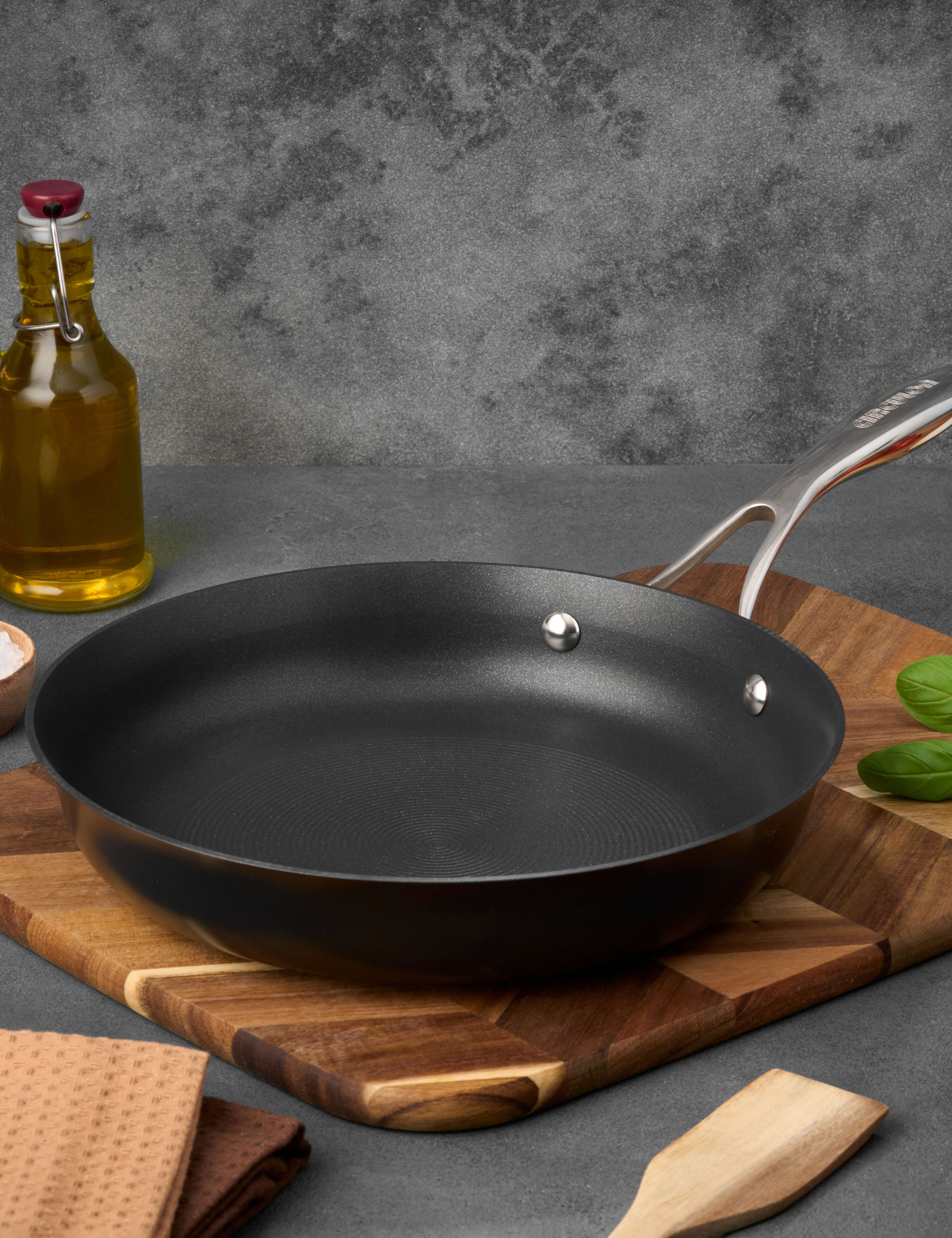 Aluminium 28cm Non-Stick Frying Pan 2 of 6
