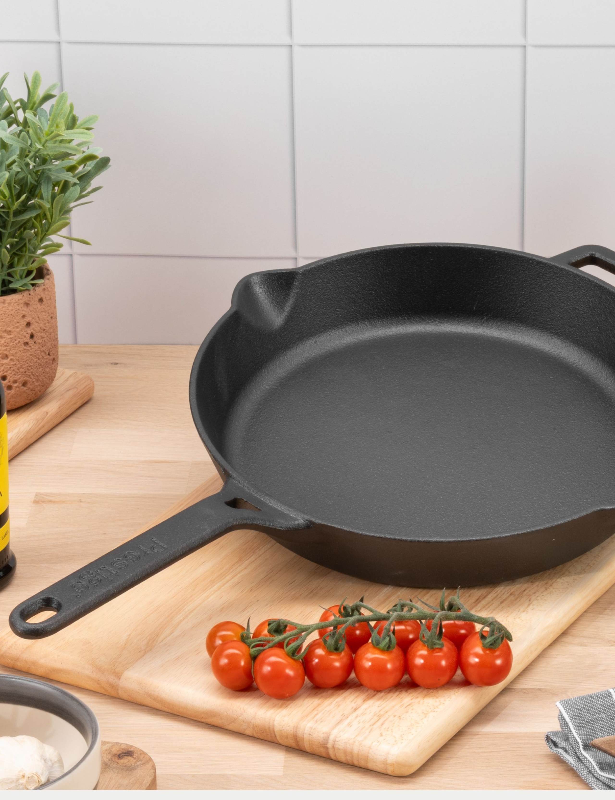 Cast Iron 26cm Frying Pan 2 of 4