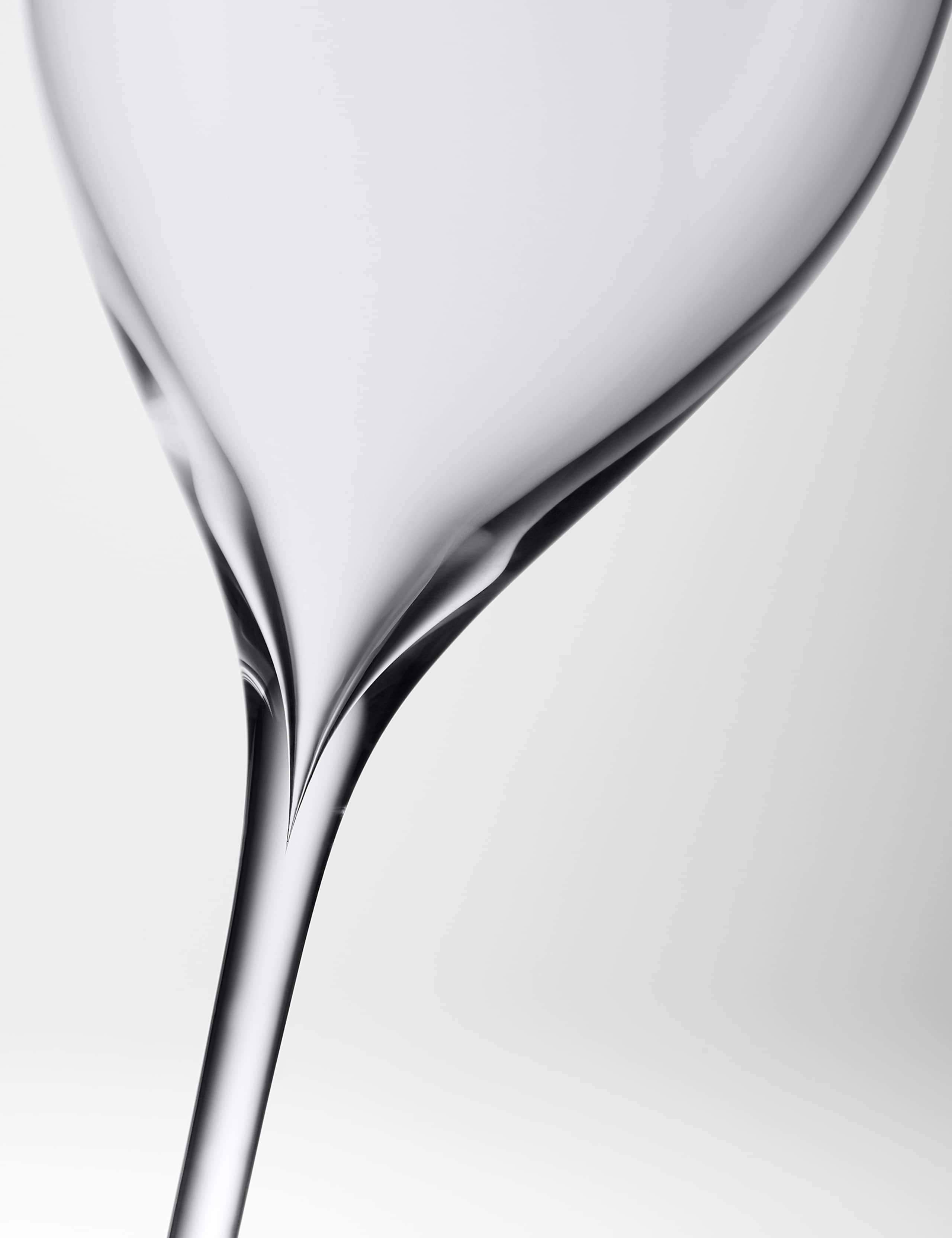 Set of 2 Elegance Crystal Wine Glasses 2 of 3