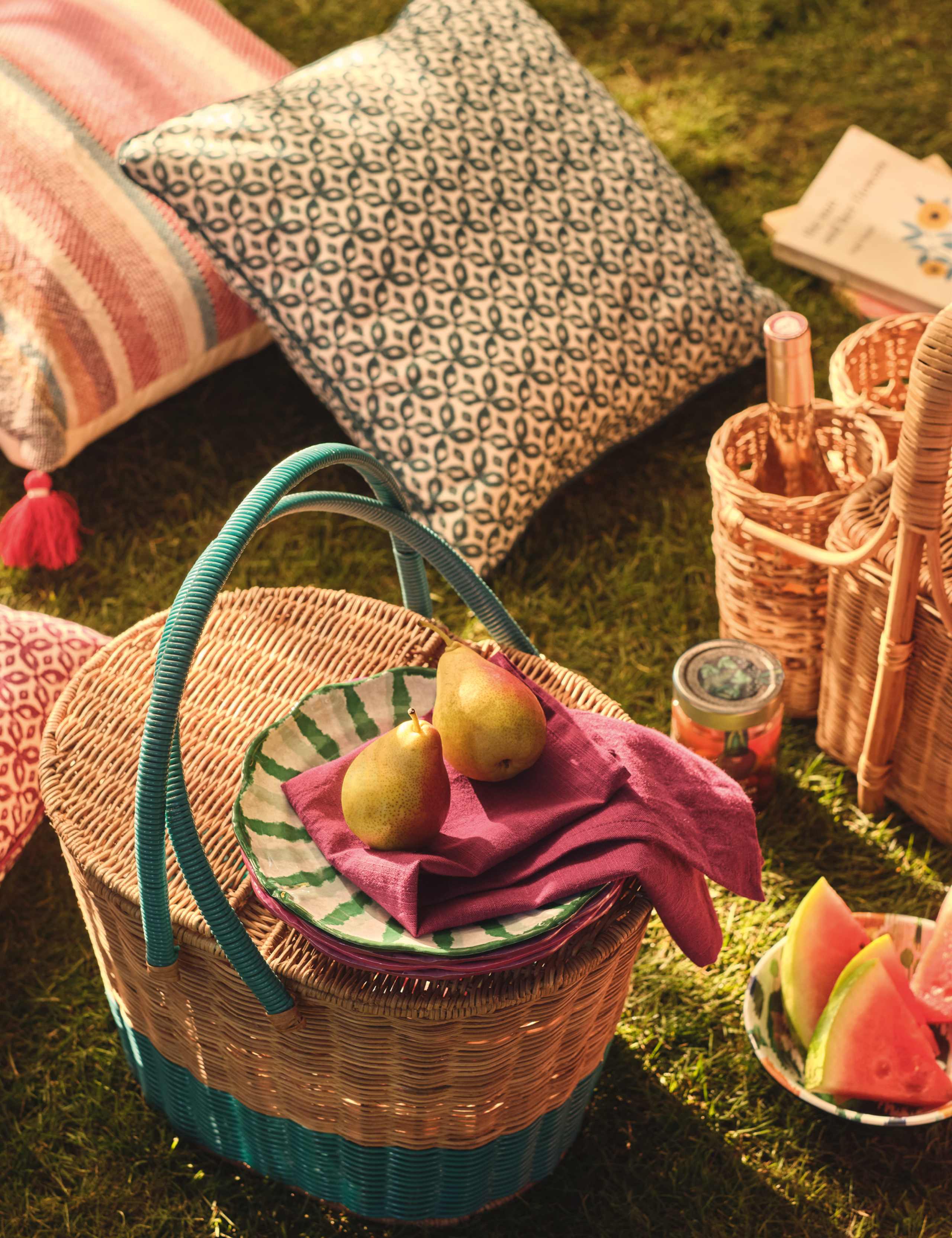 Woven Picnic Hamper 6 of 6