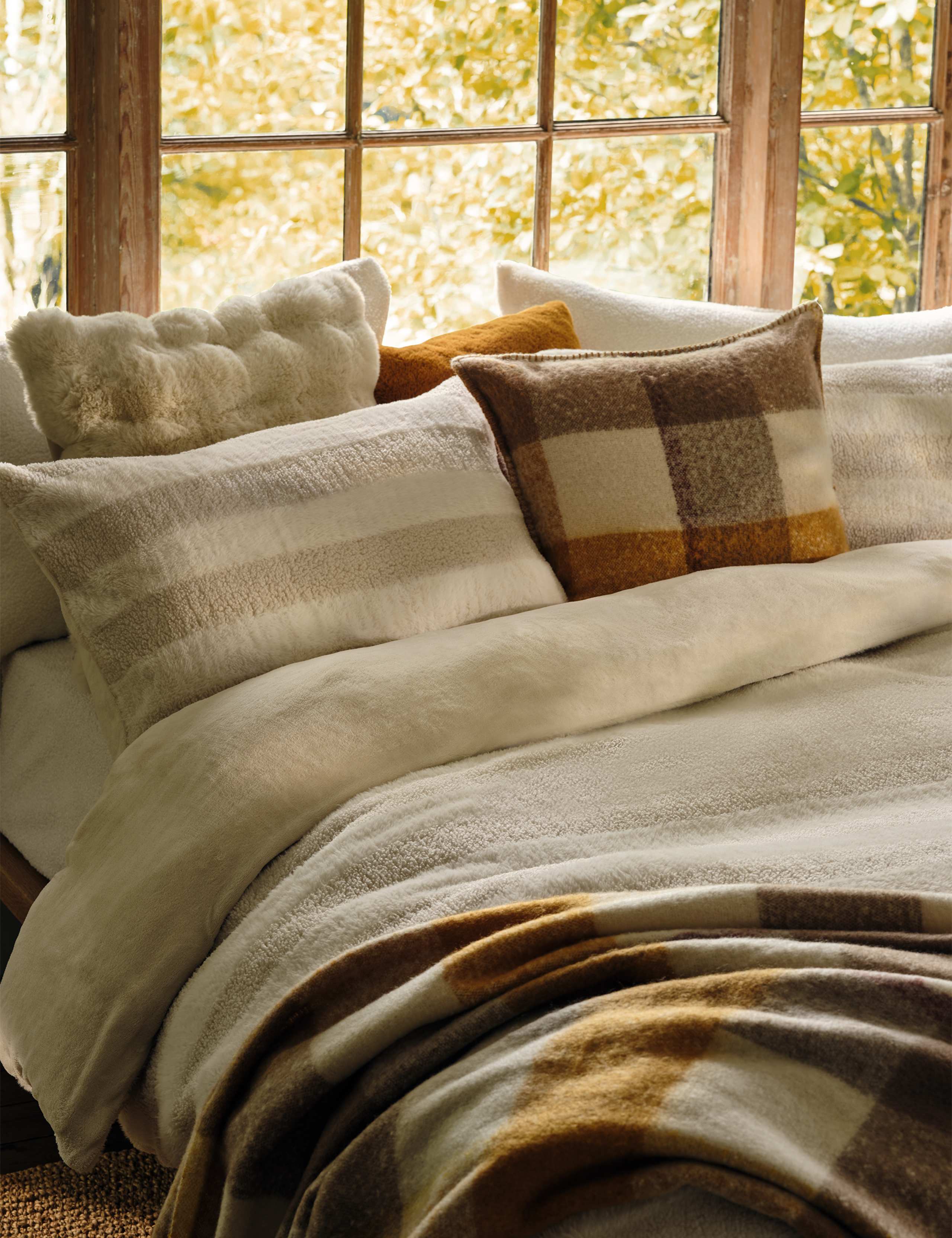 Borg & Fleece Striped Bedding Set 6 of 6