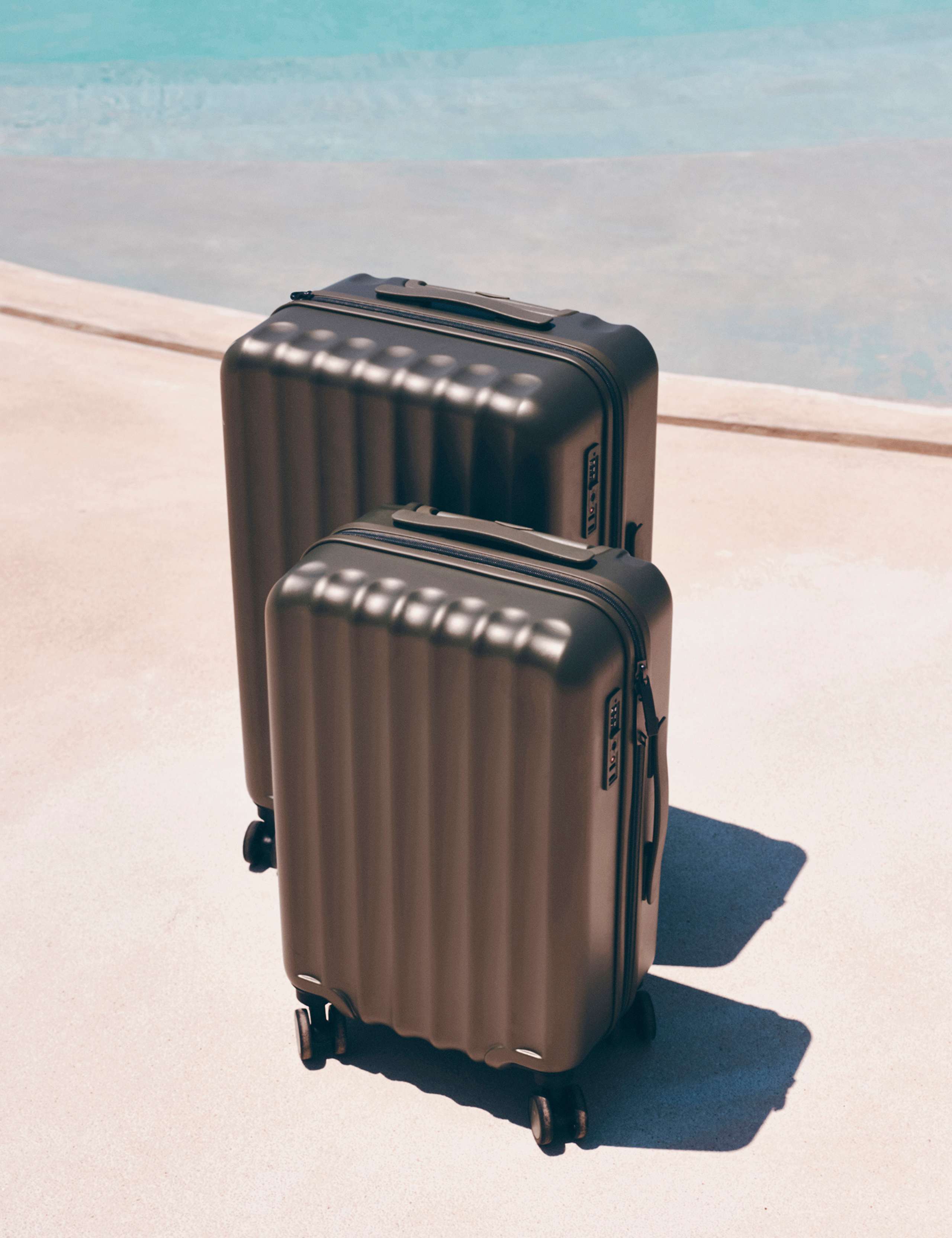 Mykonos 4 Wheel Hard Shell Medium Suitcase 8 of 9