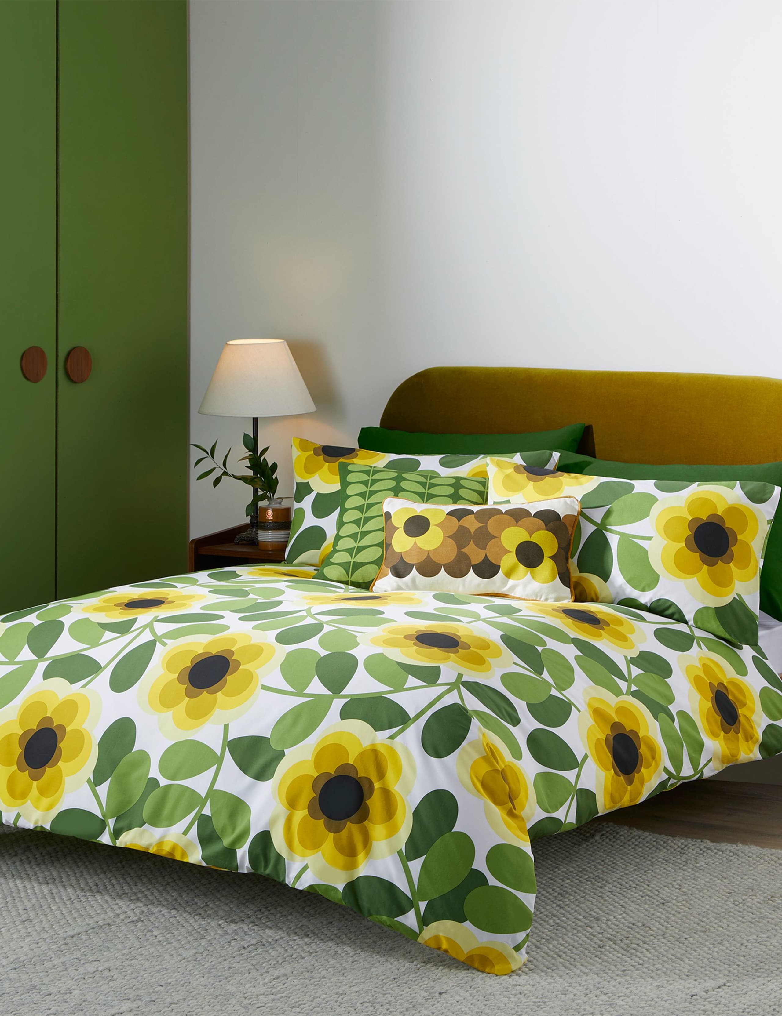 Giant Water Lily Reversible Bedding Set 1 of 4